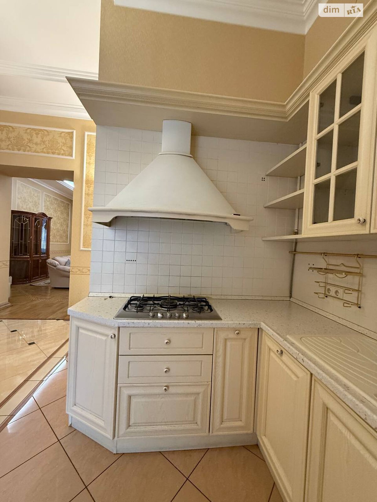 четырехкомнатная квартира в Львове, район Центр, на ул. Крушельницкой Соломии в аренду на долгий срок помесячно фото 1 четырехкомнатная квартира в Львове, район Центр, на ул. Крушельницкой Соломии в аренду на долгий срок помесячно фото 1