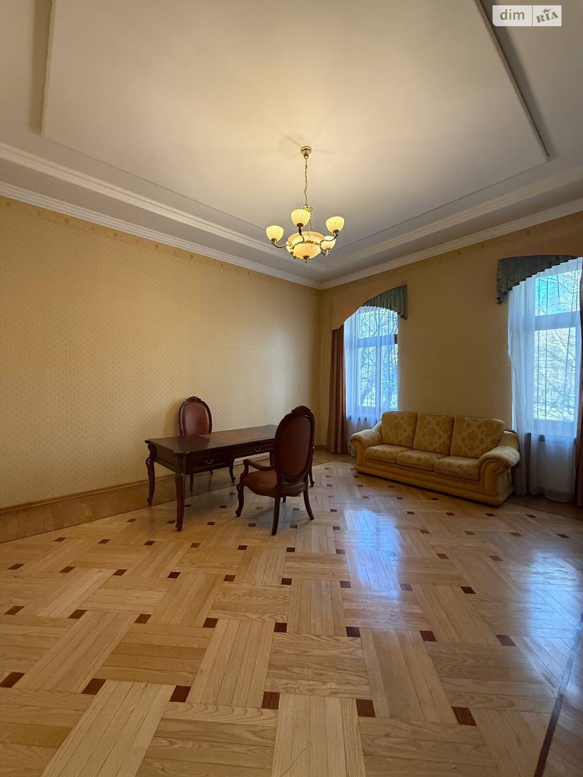 четырехкомнатная квартира в Львове, район Центр, на ул. Крушельницкой Соломии в аренду на долгий срок помесячно фото 1 четырехкомнатная квартира в Львове, район Центр, на ул. Крушельницкой Соломии в аренду на долгий срок помесячно фото 1