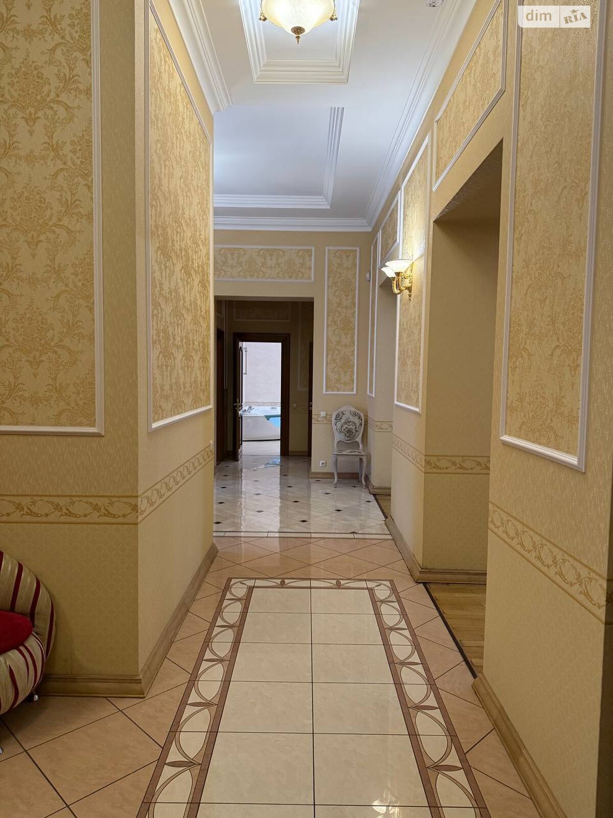 четырехкомнатная квартира в Львове, район Центр, на ул. Крушельницкой Соломии в аренду на долгий срок помесячно фото 1 четырехкомнатная квартира в Львове, район Центр, на ул. Крушельницкой Соломии в аренду на долгий срок помесячно фото 1