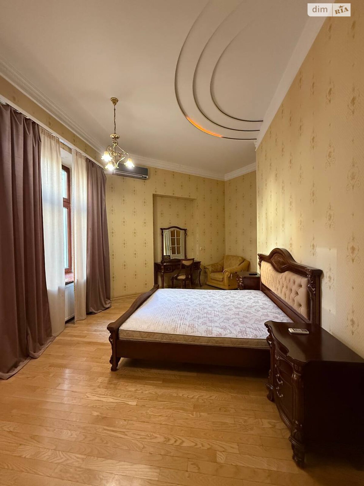 четырехкомнатная квартира в Львове, район Центр, на ул. Крушельницкой Соломии в аренду на долгий срок помесячно фото 1 четырехкомнатная квартира в Львове, район Центр, на ул. Крушельницкой Соломии в аренду на долгий срок помесячно фото 1