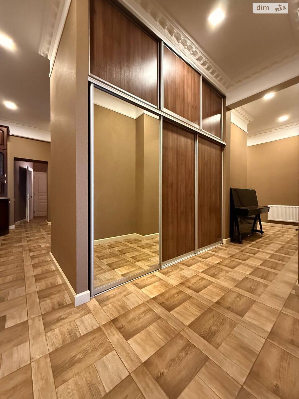 трехкомнатная квартира в Львове, район Центр, на ул. Николая Коперника в аренду на долгий срок помесячно фото 1 трехкомнатная квартира в Львове, район Центр, на ул. Николая Коперника в аренду на долгий срок помесячно фото 1