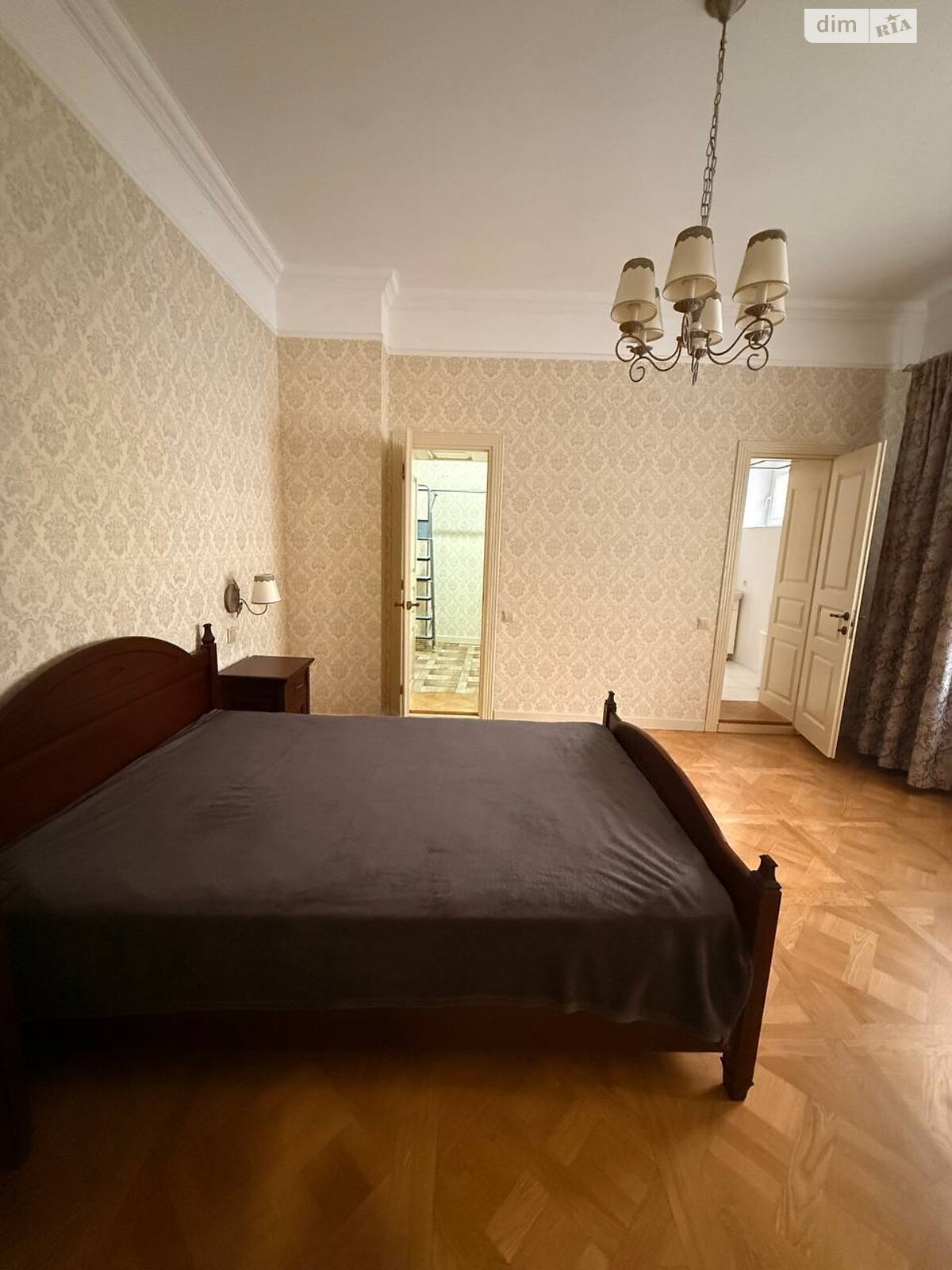 трехкомнатная квартира в Львове, район Центр, на ул. Николая Коперника в аренду на долгий срок помесячно фото 1 трехкомнатная квартира в Львове, район Центр, на ул. Николая Коперника в аренду на долгий срок помесячно фото 1