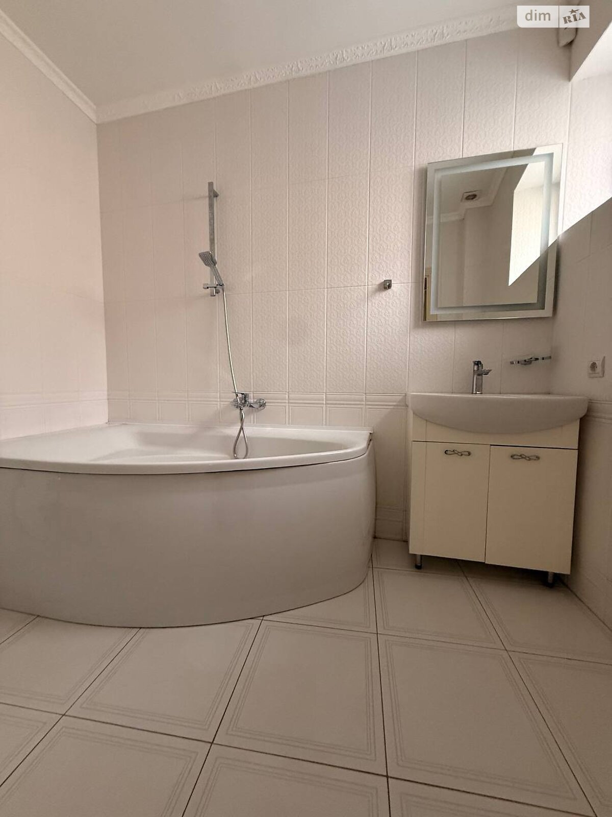 трехкомнатная квартира в Львове, район Центр, на ул. Николая Коперника в аренду на долгий срок помесячно фото 1 трехкомнатная квартира в Львове, район Центр, на ул. Николая Коперника в аренду на долгий срок помесячно фото 1