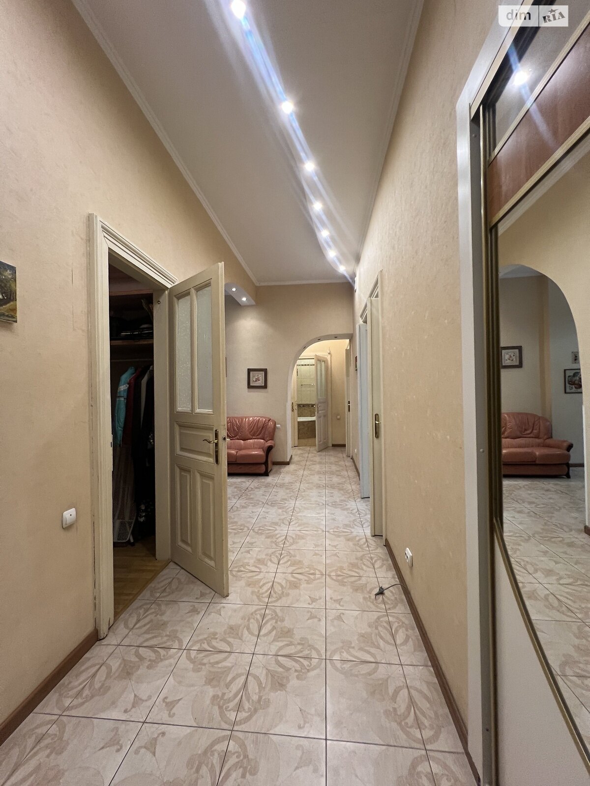 трехкомнатная квартира в Львове, район Центр, на просп. Шевченко в аренду на долгий срок помесячно фото 1 трехкомнатная квартира в Львове, район Центр, на просп. Шевченко в аренду на долгий срок помесячно фото 1