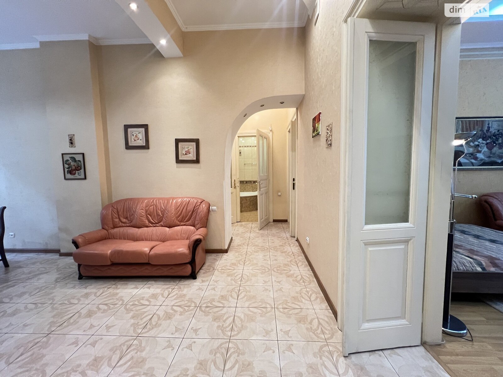 трехкомнатная квартира в Львове, район Центр, на просп. Шевченко в аренду на долгий срок помесячно фото 1 трехкомнатная квартира в Львове, район Центр, на просп. Шевченко в аренду на долгий срок помесячно фото 1