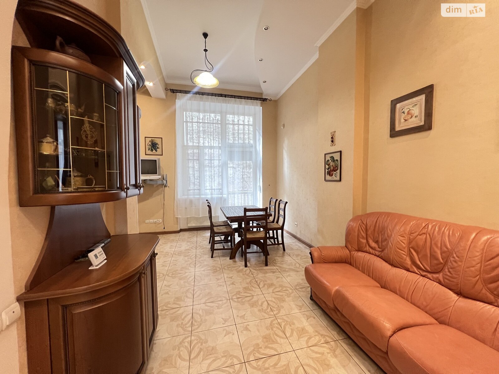 трехкомнатная квартира в Львове, район Центр, на просп. Шевченко в аренду на долгий срок помесячно фото 1 трехкомнатная квартира в Львове, район Центр, на просп. Шевченко в аренду на долгий срок помесячно фото 1