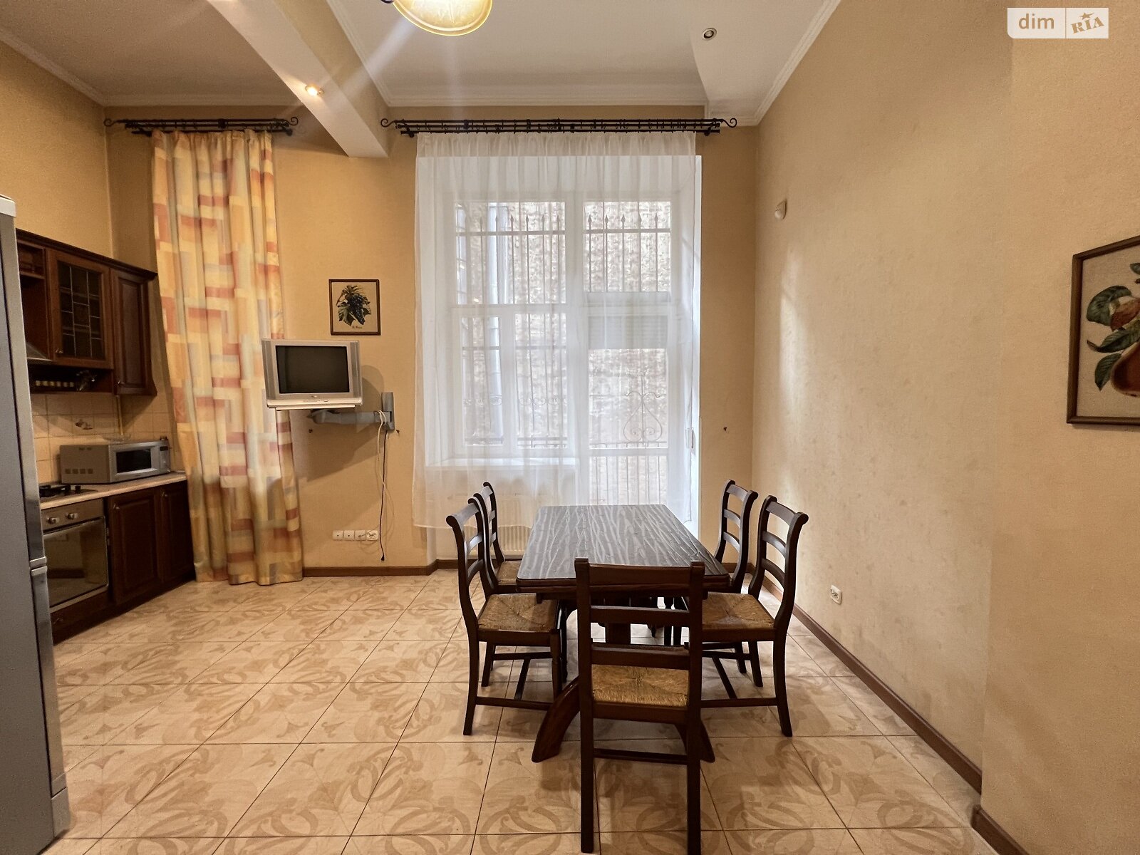 трехкомнатная квартира в Львове, район Центр, на просп. Шевченко в аренду на долгий срок помесячно фото 1 трехкомнатная квартира в Львове, район Центр, на просп. Шевченко в аренду на долгий срок помесячно фото 1