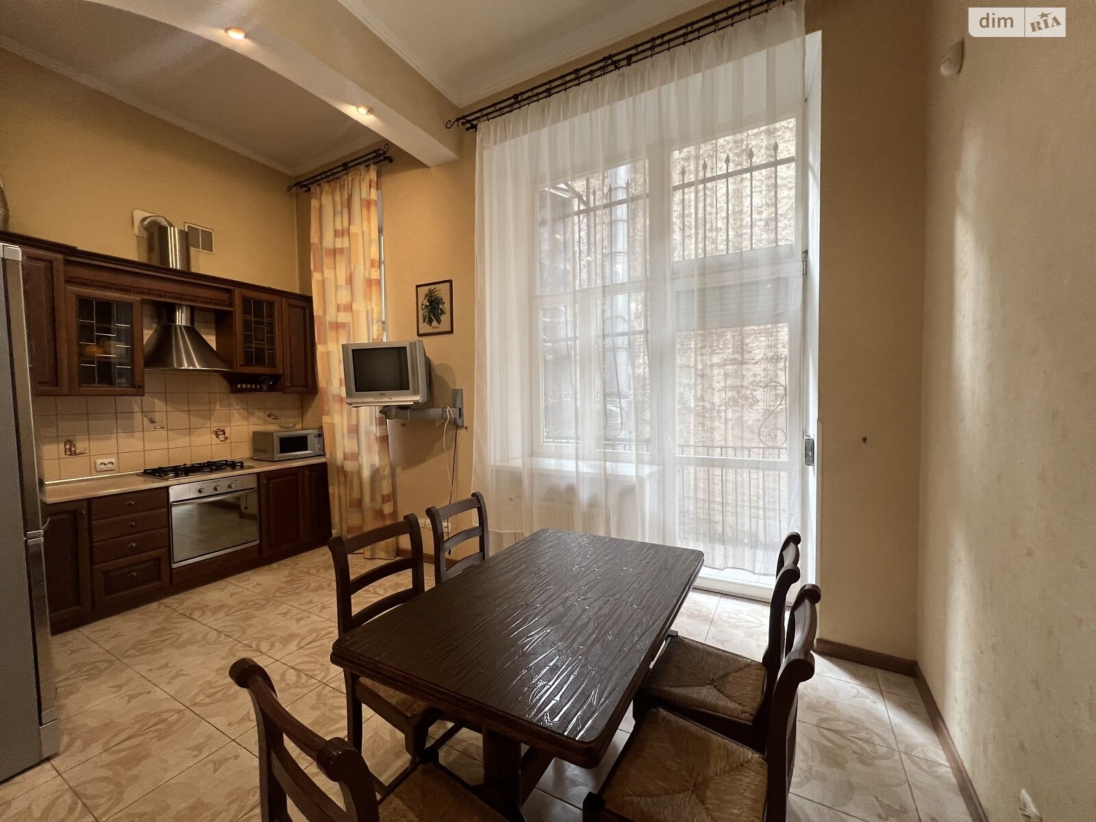 трехкомнатная квартира в Львове, район Центр, на просп. Шевченко в аренду на долгий срок помесячно фото 1 трехкомнатная квартира в Львове, район Центр, на просп. Шевченко в аренду на долгий срок помесячно фото 1