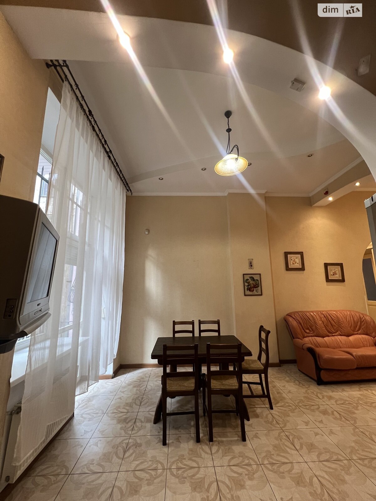 трехкомнатная квартира в Львове, район Центр, на просп. Шевченко в аренду на долгий срок помесячно фото 1 трехкомнатная квартира в Львове, район Центр, на просп. Шевченко в аренду на долгий срок помесячно фото 1