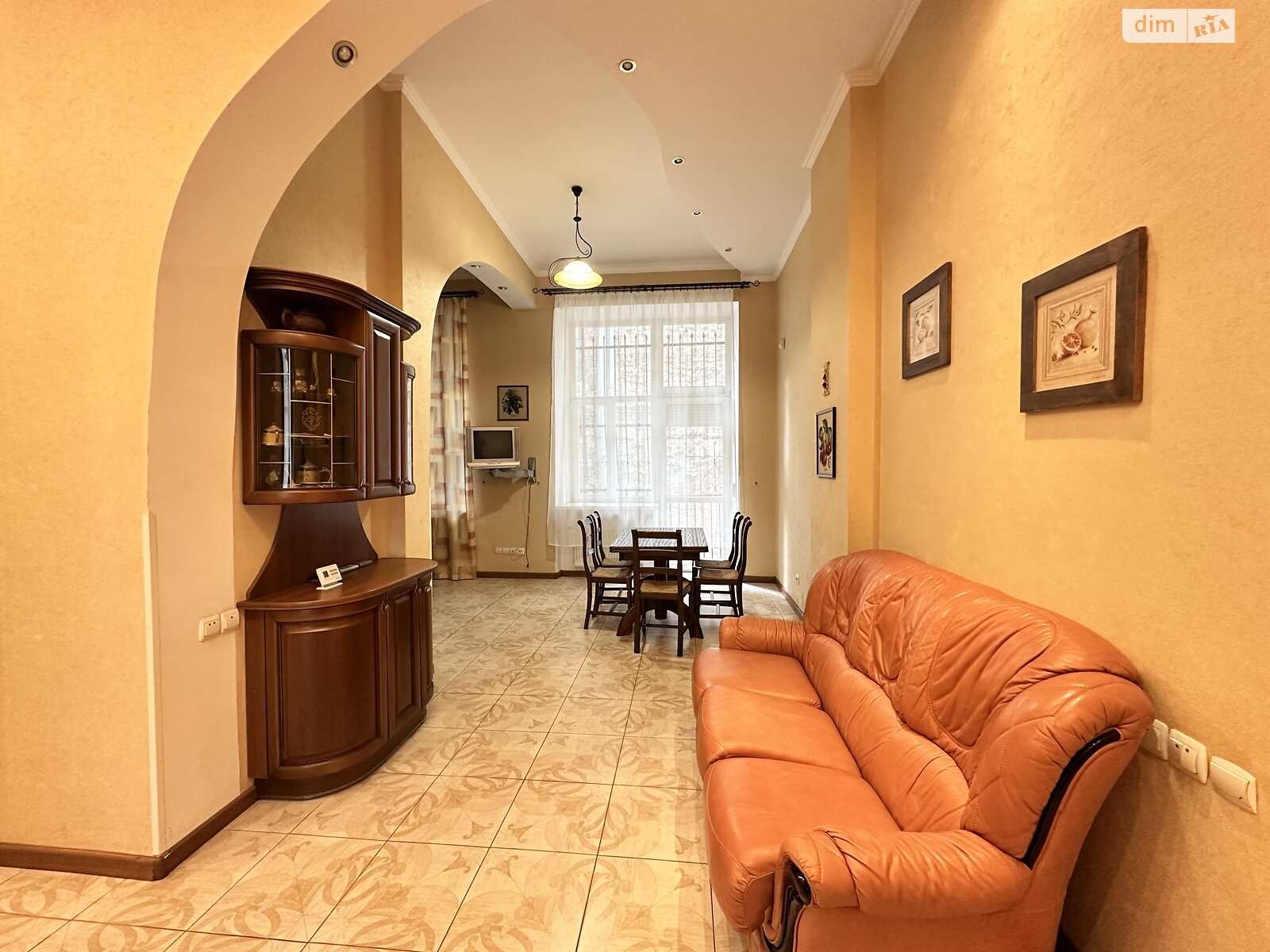 трехкомнатная квартира в Львове, район Центр, на просп. Шевченко в аренду на долгий срок помесячно фото 1 трехкомнатная квартира в Львове, район Центр, на просп. Шевченко в аренду на долгий срок помесячно фото 1