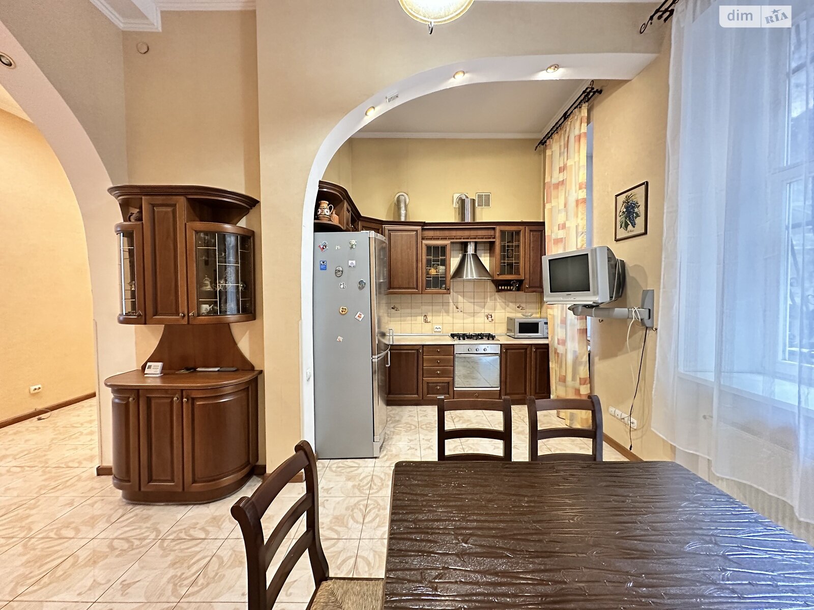 трехкомнатная квартира в Львове, район Центр, на просп. Шевченко в аренду на долгий срок помесячно фото 1 трехкомнатная квартира в Львове, район Центр, на просп. Шевченко в аренду на долгий срок помесячно фото 1