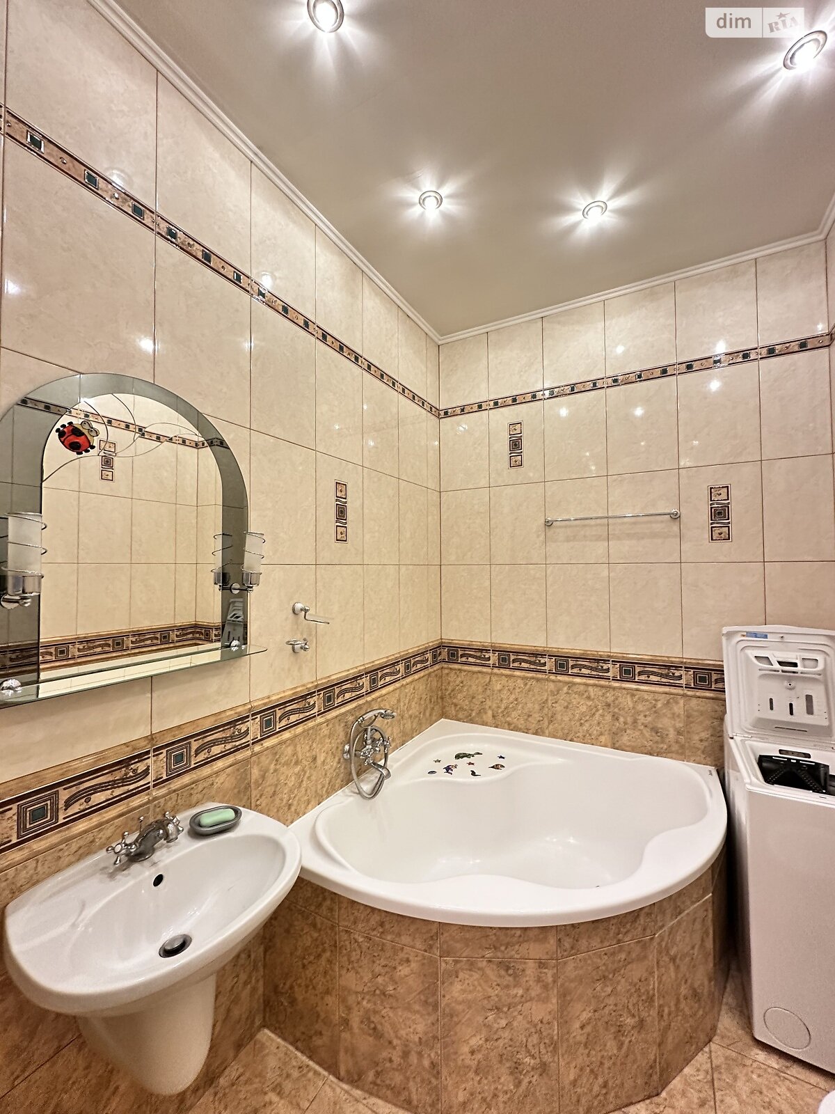 трехкомнатная квартира в Львове, район Центр, на просп. Шевченко в аренду на долгий срок помесячно фото 1 трехкомнатная квартира в Львове, район Центр, на просп. Шевченко в аренду на долгий срок помесячно фото 1