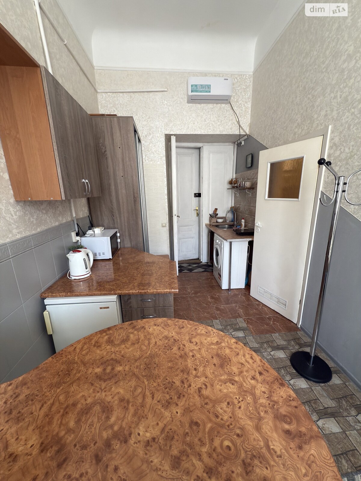 однокомнатная квартира с ремонтом в Львове, район Центр, на просп. Шевченко в аренду на долгий срок помесячно фото 1 однокомнатная квартира с ремонтом в Львове, район Центр, на просп. Шевченко в аренду на долгий срок помесячно фото 1