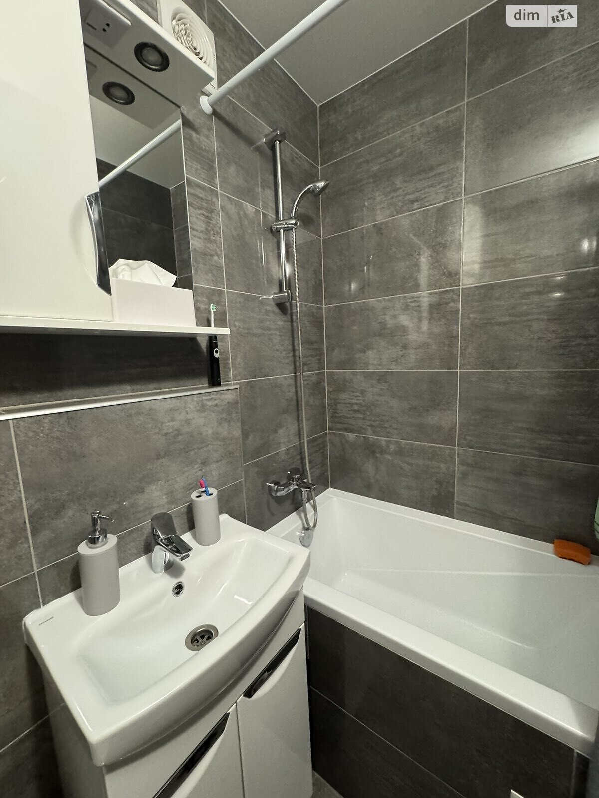 однокімнатна квартира в Львові, район Південний Масив, на вул. Пулюя Івана 12 в довготривалу оренду помісячно фото 1