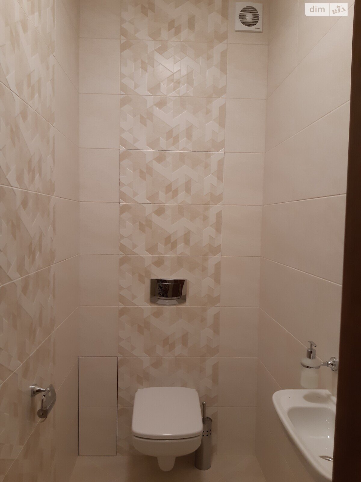 трехкомнатная квартира в Львове, район Замарстынов, на ул. Инструментальная 45 в аренду на долгий срок помесячно фото 1