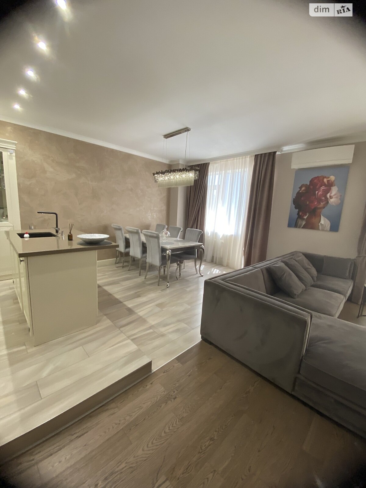 трехкомнатная квартира в Одессе, район Приморский, на плато Аркадийское 5А корпус 2 в аренду на долгий срок помесячно фото 1 трехкомнатная квартира в Одессе, район Приморский, на плато Аркадийское 5А корпус 2 в аренду на долгий срок помесячно фото 1