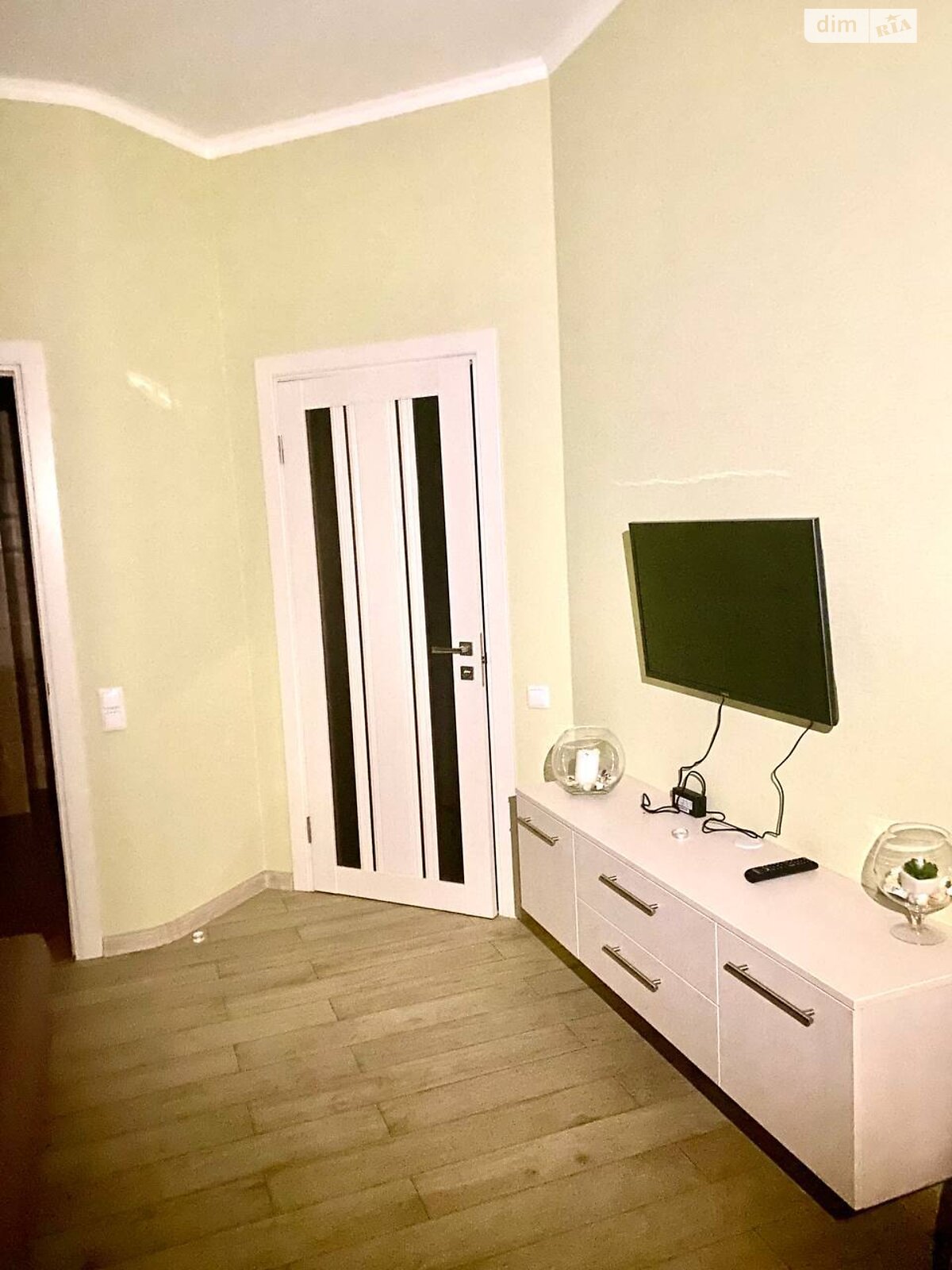 двухкомнатная квартира в Одессе, район Аркадия, на ул. Добровольцев в аренду на долгий срок помесячно фото 1