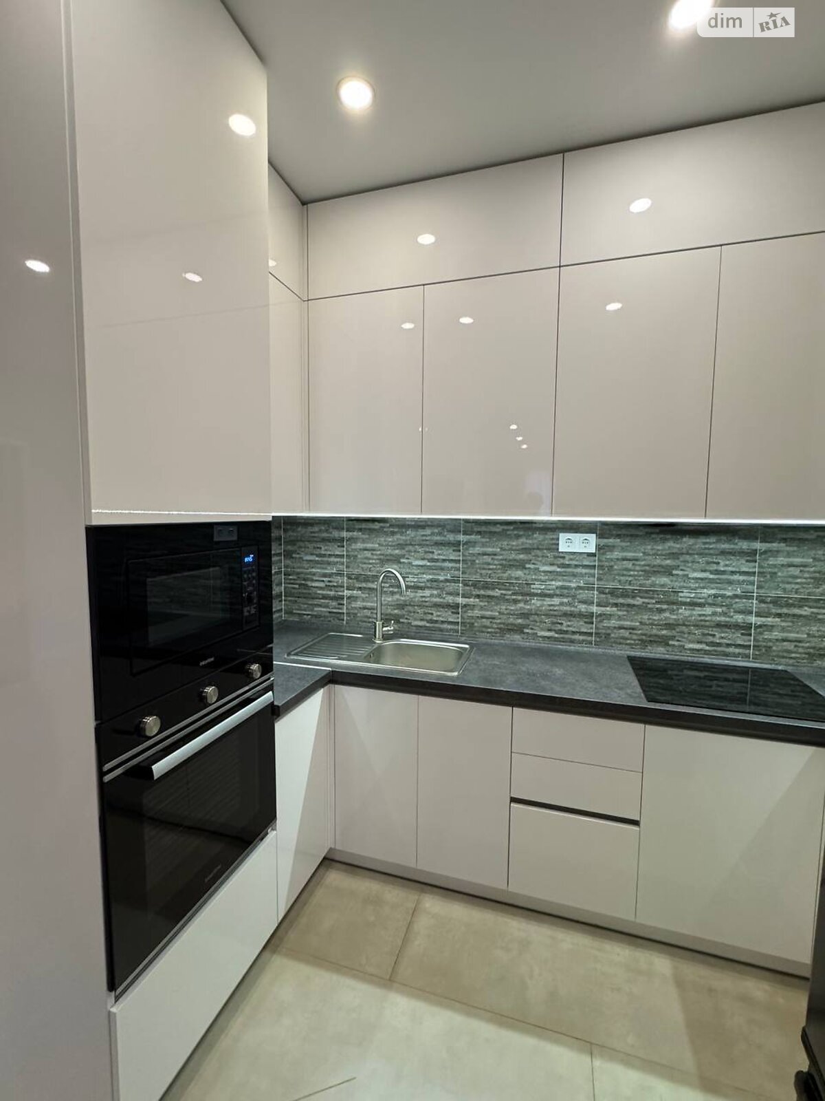 двухкомнатная квартира с мебелью в Одессе, район Аркадия, на ул. Генуэзская 1Е корпус 1 в аренду на долгий срок помесячно фото 1