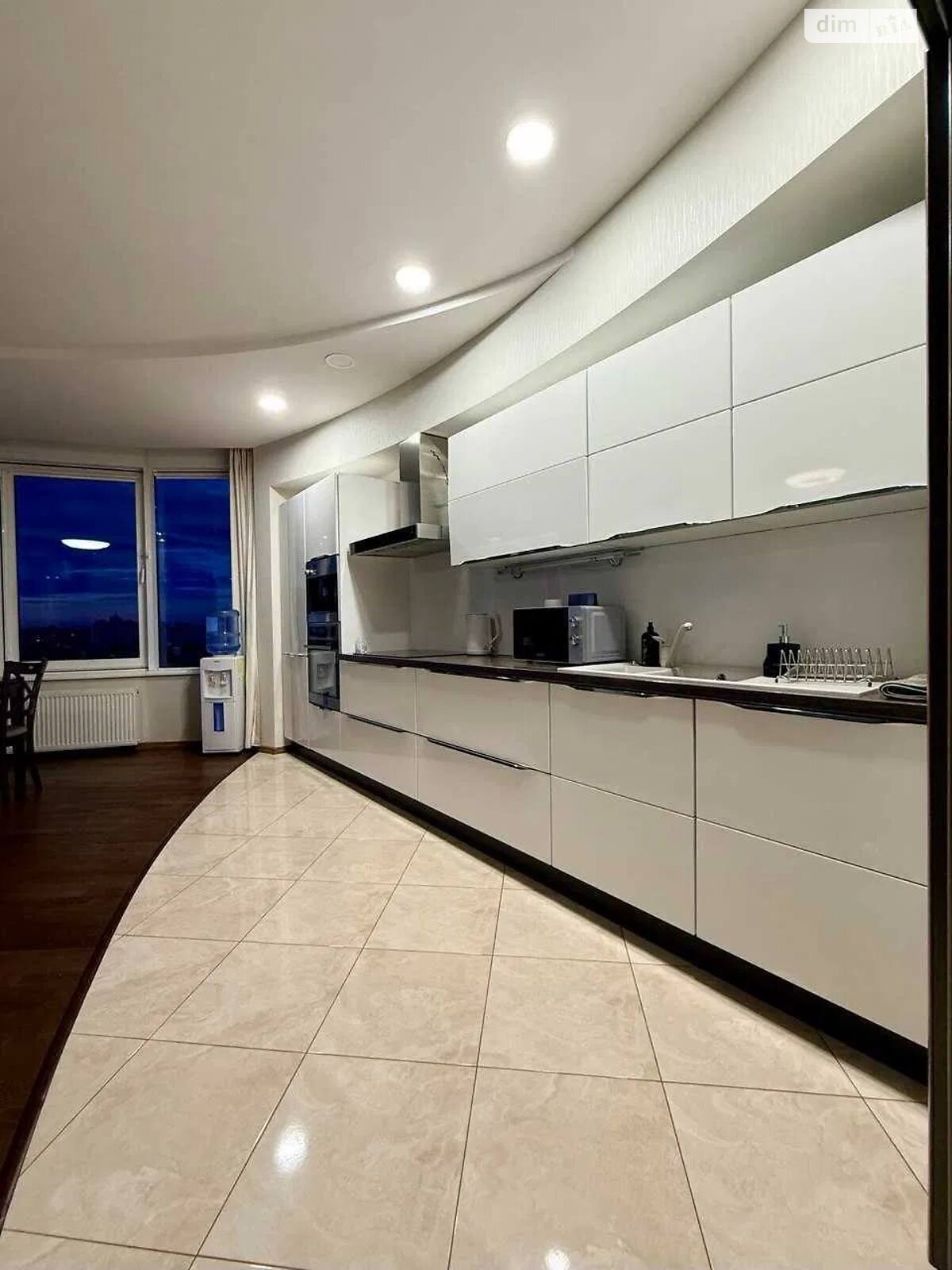 трехкомнатная квартира в Одессе, район Аркадия, на ул. Генуэзская 5 в аренду на долгий срок помесячно фото 1