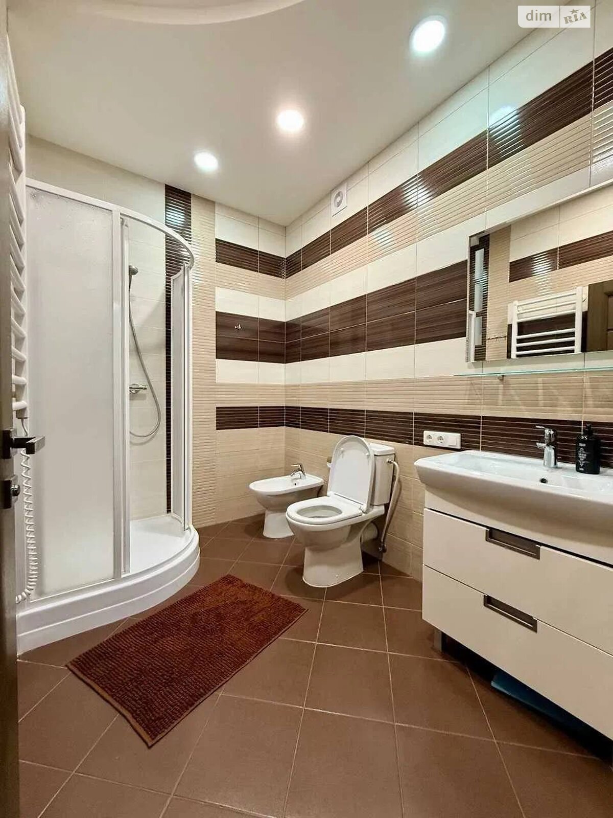 трехкомнатная квартира в Одессе, район Аркадия, на ул. Генуэзская 5 в аренду на долгий срок помесячно фото 1