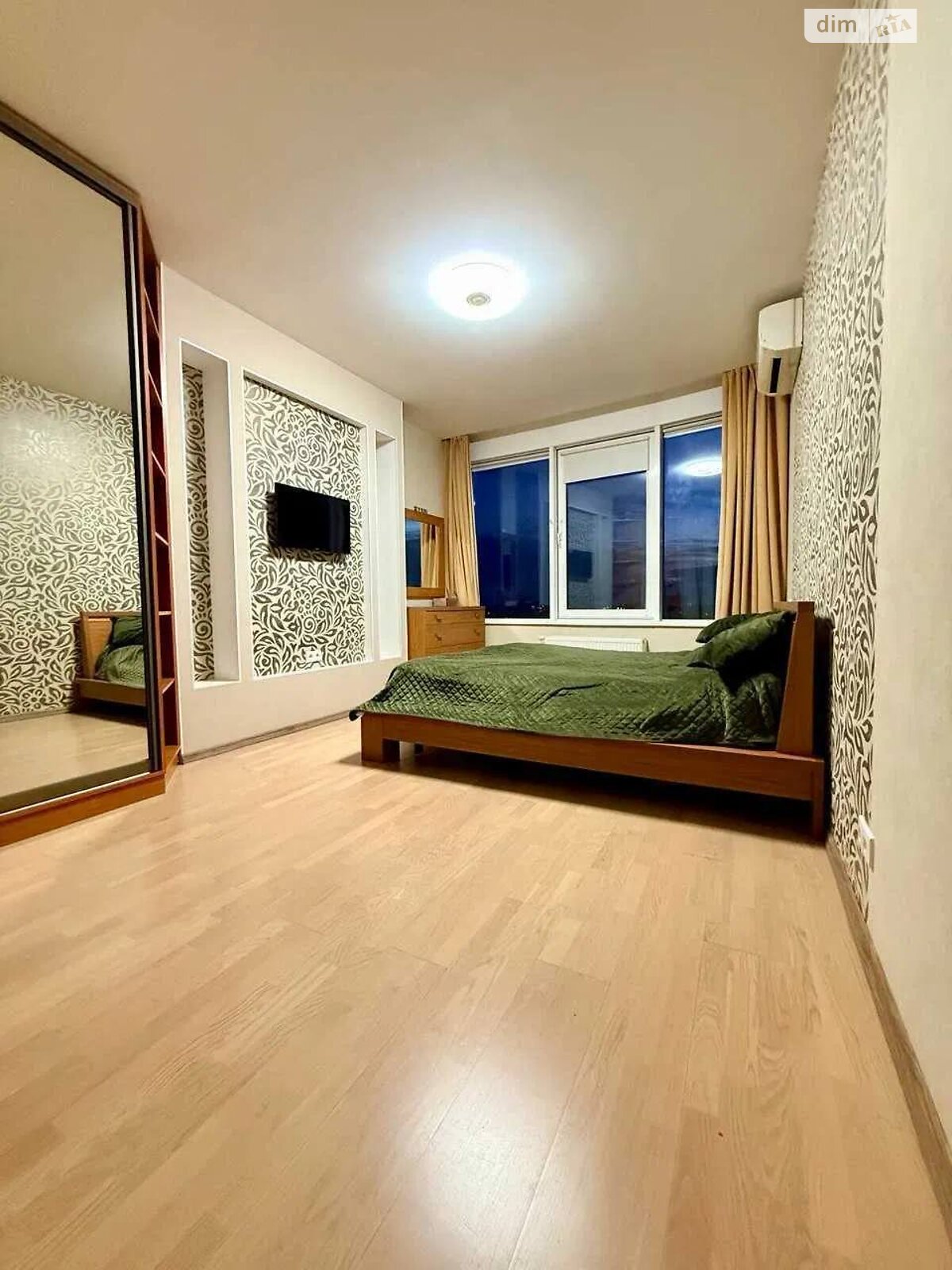 трехкомнатная квартира в Одессе, район Аркадия, на ул. Генуэзская 5 в аренду на долгий срок помесячно фото 1