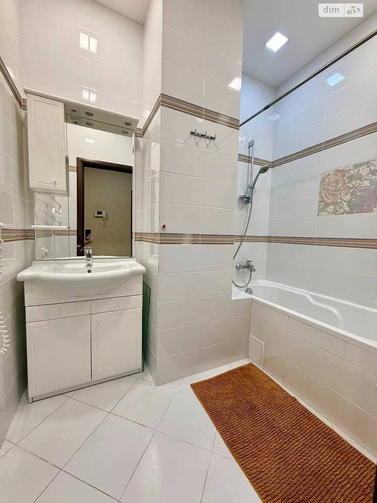 трехкомнатная квартира в Одессе, район Аркадия, на ул. Генуэзская 5 в аренду на долгий срок помесячно фото 1