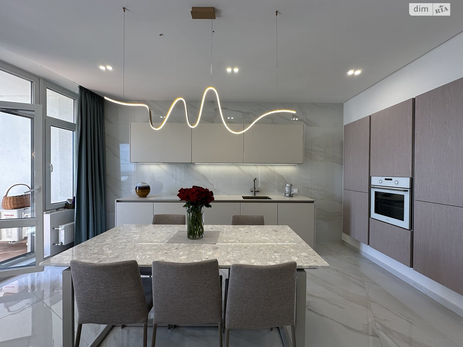 трехкомнатная квартира в Одессе, район Аркадия, на ул. Валерия Самофалова 16А/6 в аренду на долгий срок помесячно фото 1 трехкомнатная квартира в Одессе, район Аркадия, на ул. Валерия Самофалова 16А/6 в аренду на долгий срок помесячно фото 1