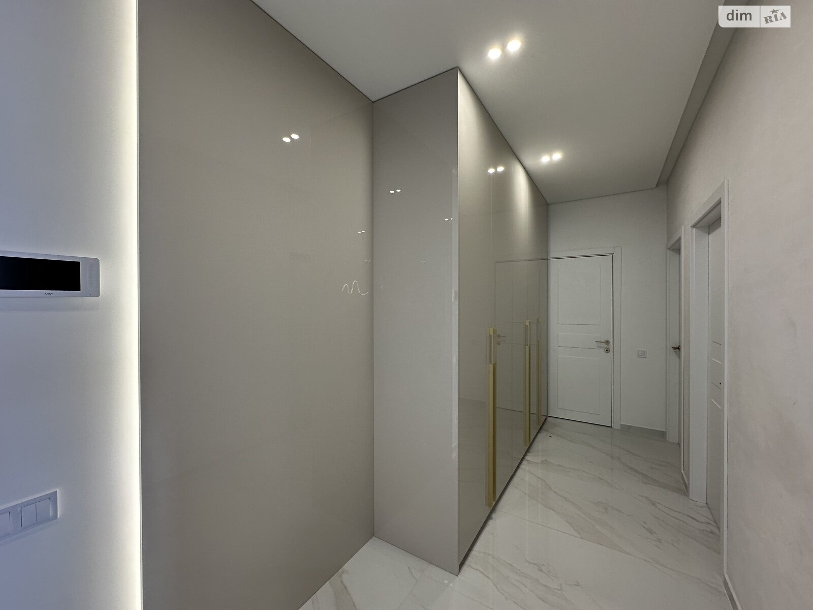 трехкомнатная квартира в Одессе, район Аркадия, на ул. Валерия Самофалова 16А/6 в аренду на долгий срок помесячно фото 1 трехкомнатная квартира в Одессе, район Аркадия, на ул. Валерия Самофалова 16А/6 в аренду на долгий срок помесячно фото 1