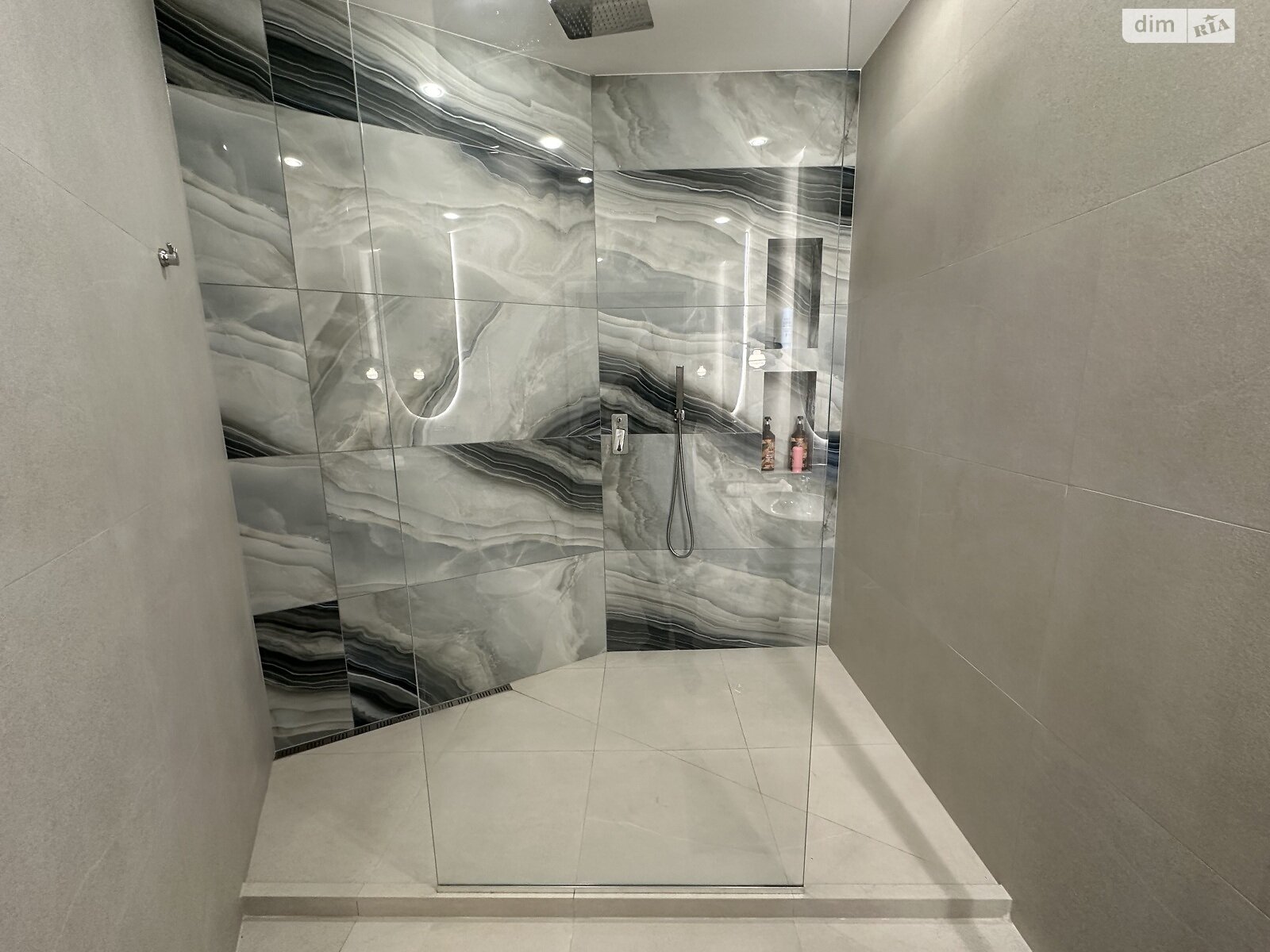 трехкомнатная квартира в Одессе, район Аркадия, на ул. Валерия Самофалова 16А/6 в аренду на долгий срок помесячно фото 1 трехкомнатная квартира в Одессе, район Аркадия, на ул. Валерия Самофалова 16А/6 в аренду на долгий срок помесячно фото 1