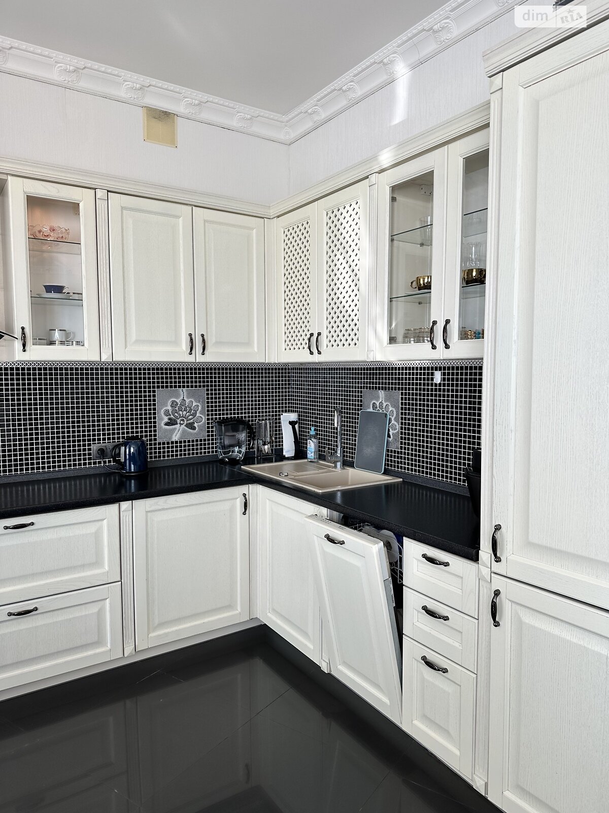 трехкомнатная квартира в Одессе, район Аркадия, на ул. Литературная 1А в аренду на долгий срок помесячно фото 1 трехкомнатная квартира в Одессе, район Аркадия, на ул. Литературная 1А в аренду на долгий срок помесячно фото 1