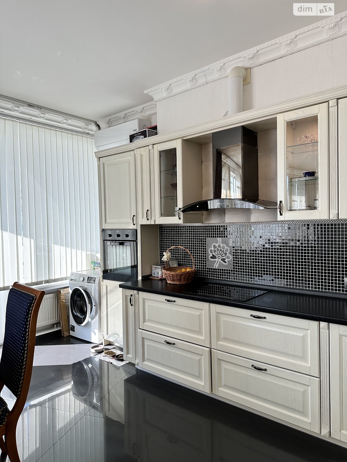 трехкомнатная квартира в Одессе, район Аркадия, на ул. Литературная 1А в аренду на долгий срок помесячно фото 1 трехкомнатная квартира в Одессе, район Аркадия, на ул. Литературная 1А в аренду на долгий срок помесячно фото 1