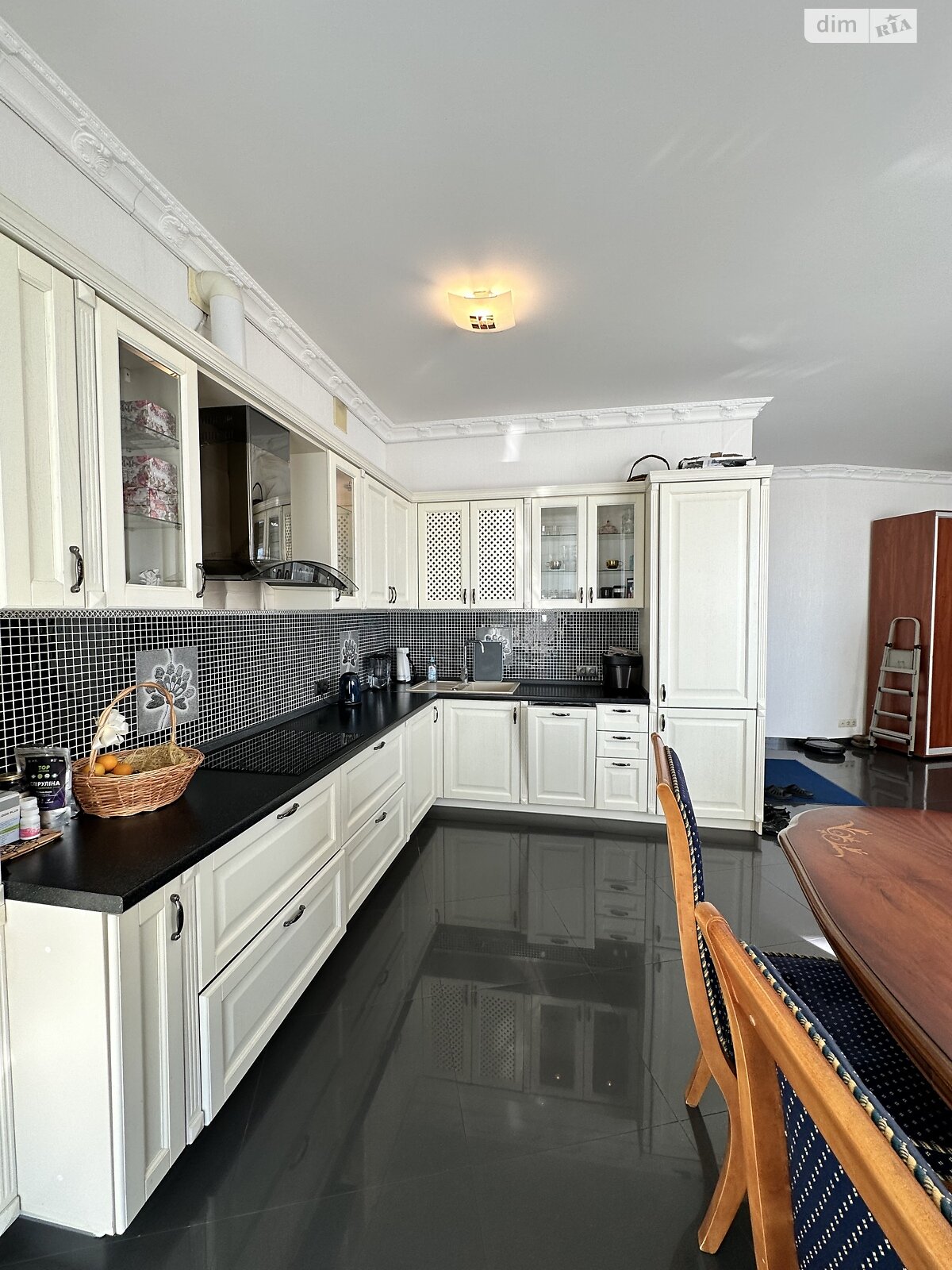 трехкомнатная квартира в Одессе, район Аркадия, на ул. Литературная 1А в аренду на долгий срок помесячно фото 1 трехкомнатная квартира в Одессе, район Аркадия, на ул. Литературная 1А в аренду на долгий срок помесячно фото 1