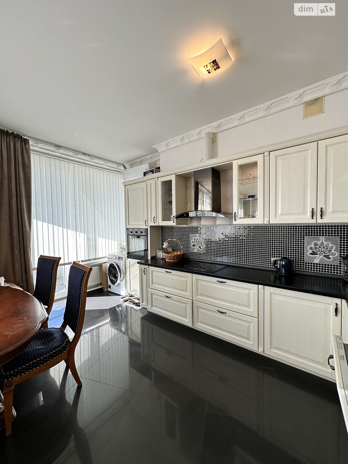 трехкомнатная квартира в Одессе, район Аркадия, на ул. Литературная 1А в аренду на долгий срок помесячно фото 1 трехкомнатная квартира в Одессе, район Аркадия, на ул. Литературная 1А в аренду на долгий срок помесячно фото 1