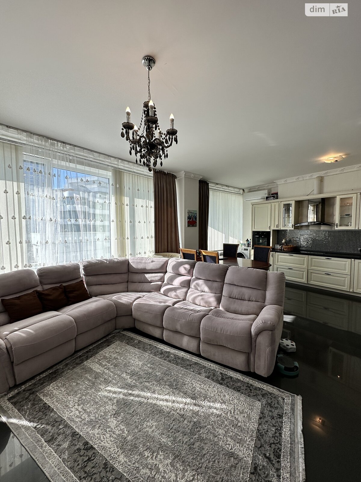 трехкомнатная квартира в Одессе, район Аркадия, на ул. Литературная 1А в аренду на долгий срок помесячно фото 1 трехкомнатная квартира в Одессе, район Аркадия, на ул. Литературная 1А в аренду на долгий срок помесячно фото 1