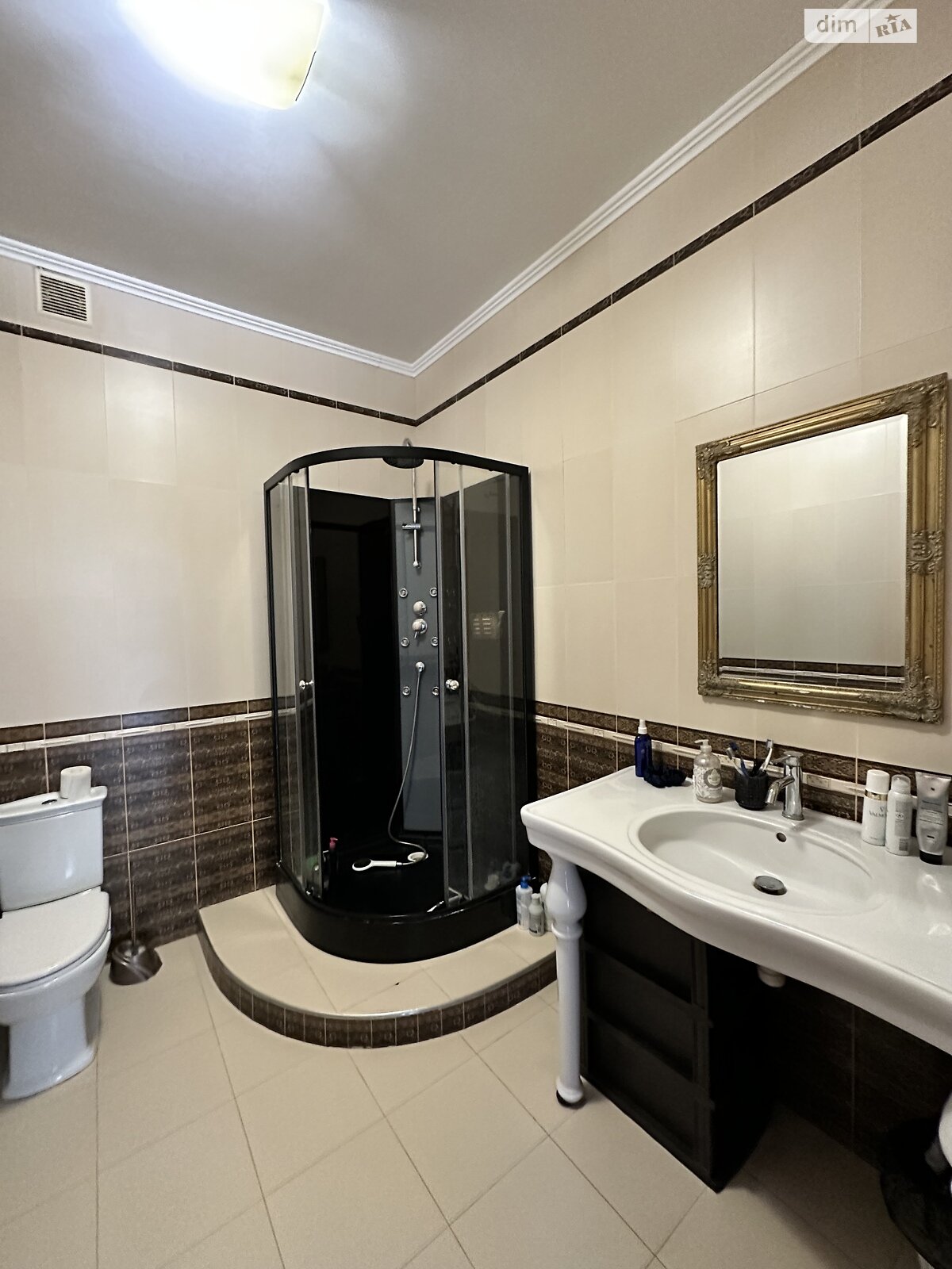 трехкомнатная квартира в Одессе, район Аркадия, на ул. Литературная 1А в аренду на долгий срок помесячно фото 1 трехкомнатная квартира в Одессе, район Аркадия, на ул. Литературная 1А в аренду на долгий срок помесячно фото 1