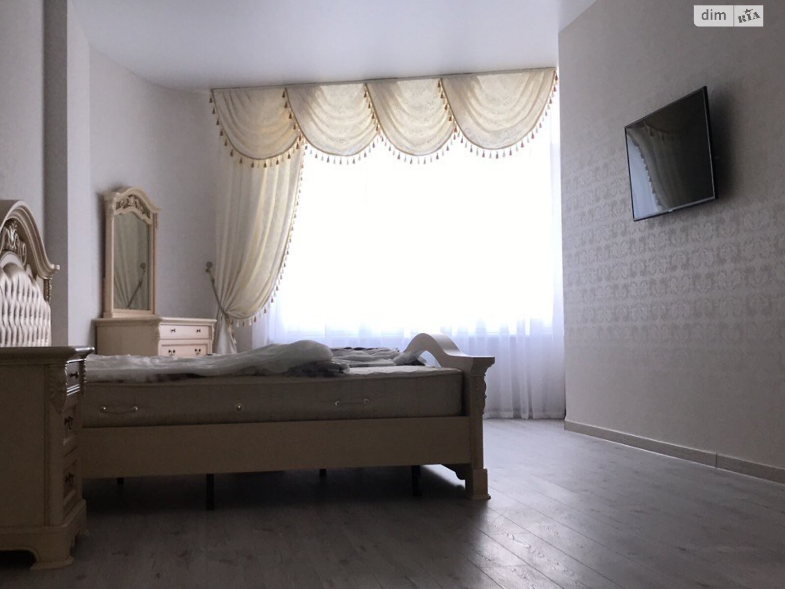 трехкомнатная квартира в Одессе, район Аркадия, на пер. Мореходный 2А в аренду на долгий срок помесячно фото 1