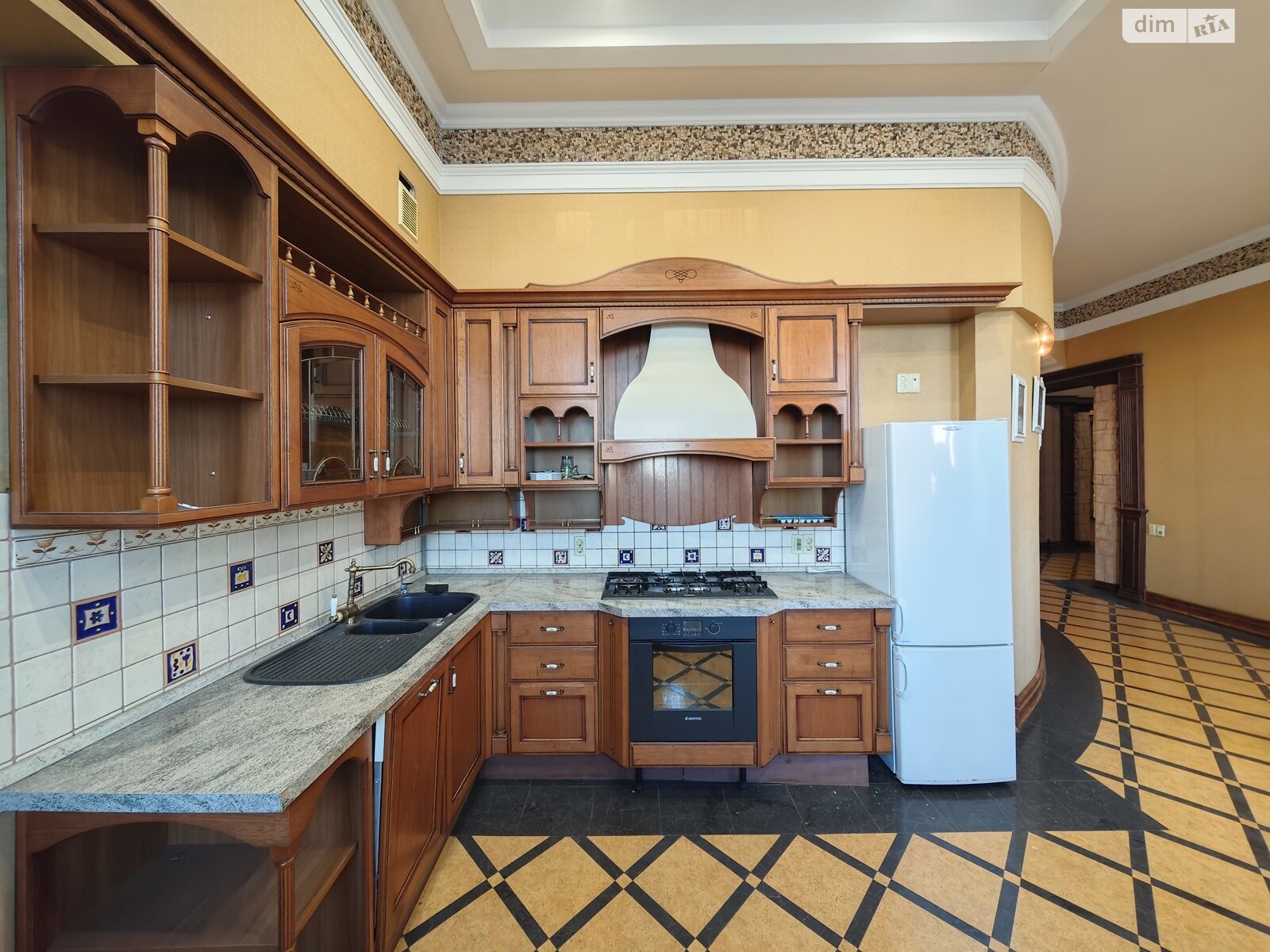 шестикомнатная квартира в Одессе, на ул. Дерибасовская 5 в аренду на долгий срок помесячно фото 1 шестикомнатная квартира в Одессе, на ул. Дерибасовская 5 в аренду на долгий срок помесячно фото 1