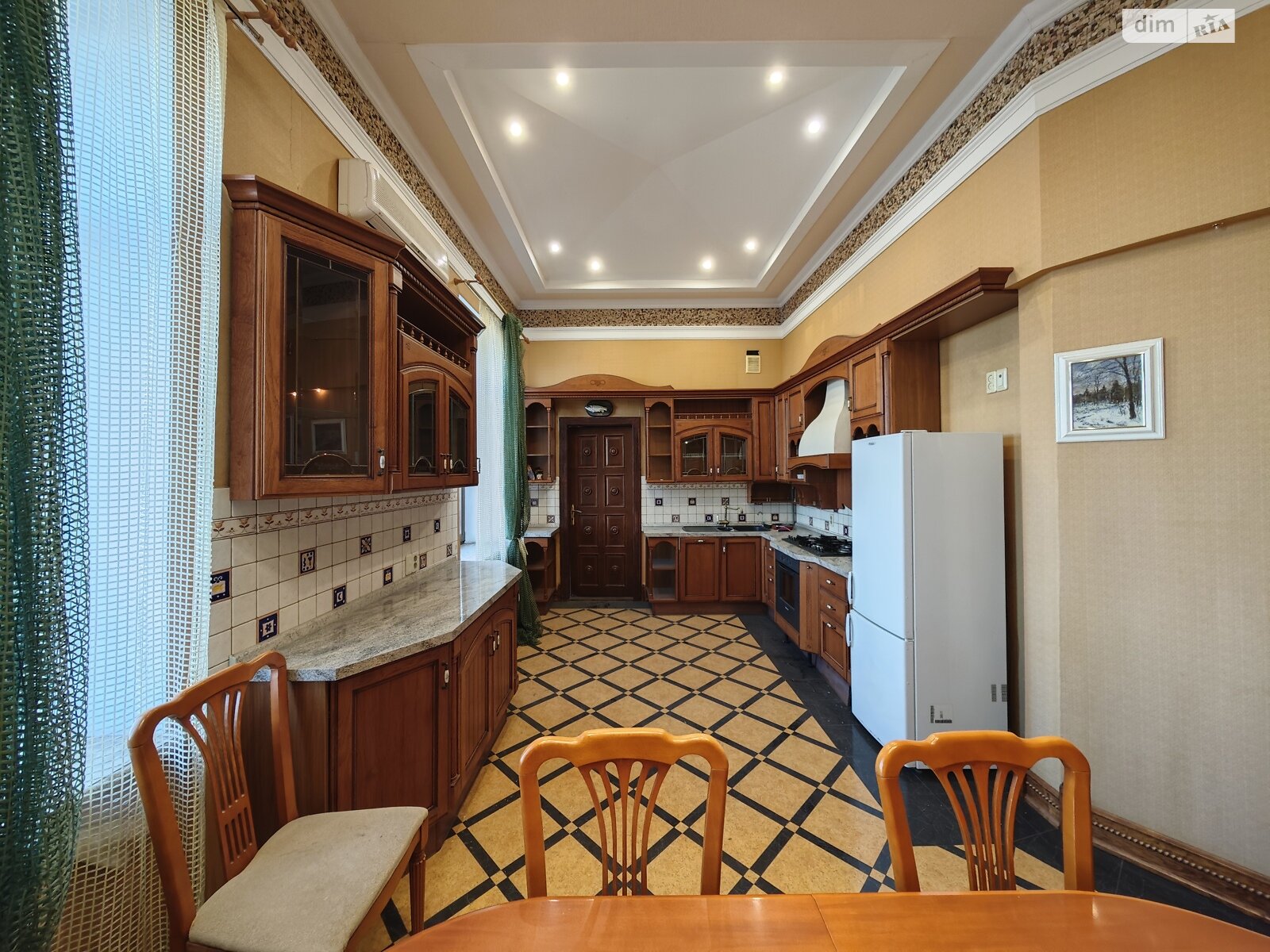 шестикомнатная квартира в Одессе, на ул. Дерибасовская 5 в аренду на долгий срок помесячно фото 1 шестикомнатная квартира в Одессе, на ул. Дерибасовская 5 в аренду на долгий срок помесячно фото 1