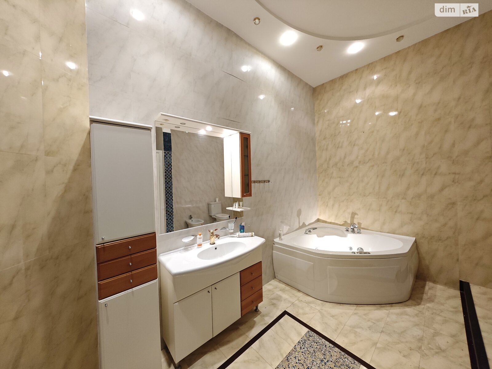 шестикомнатная квартира в Одессе, на ул. Дерибасовская 5 в аренду на долгий срок помесячно фото 1 шестикомнатная квартира в Одессе, на ул. Дерибасовская 5 в аренду на долгий срок помесячно фото 1