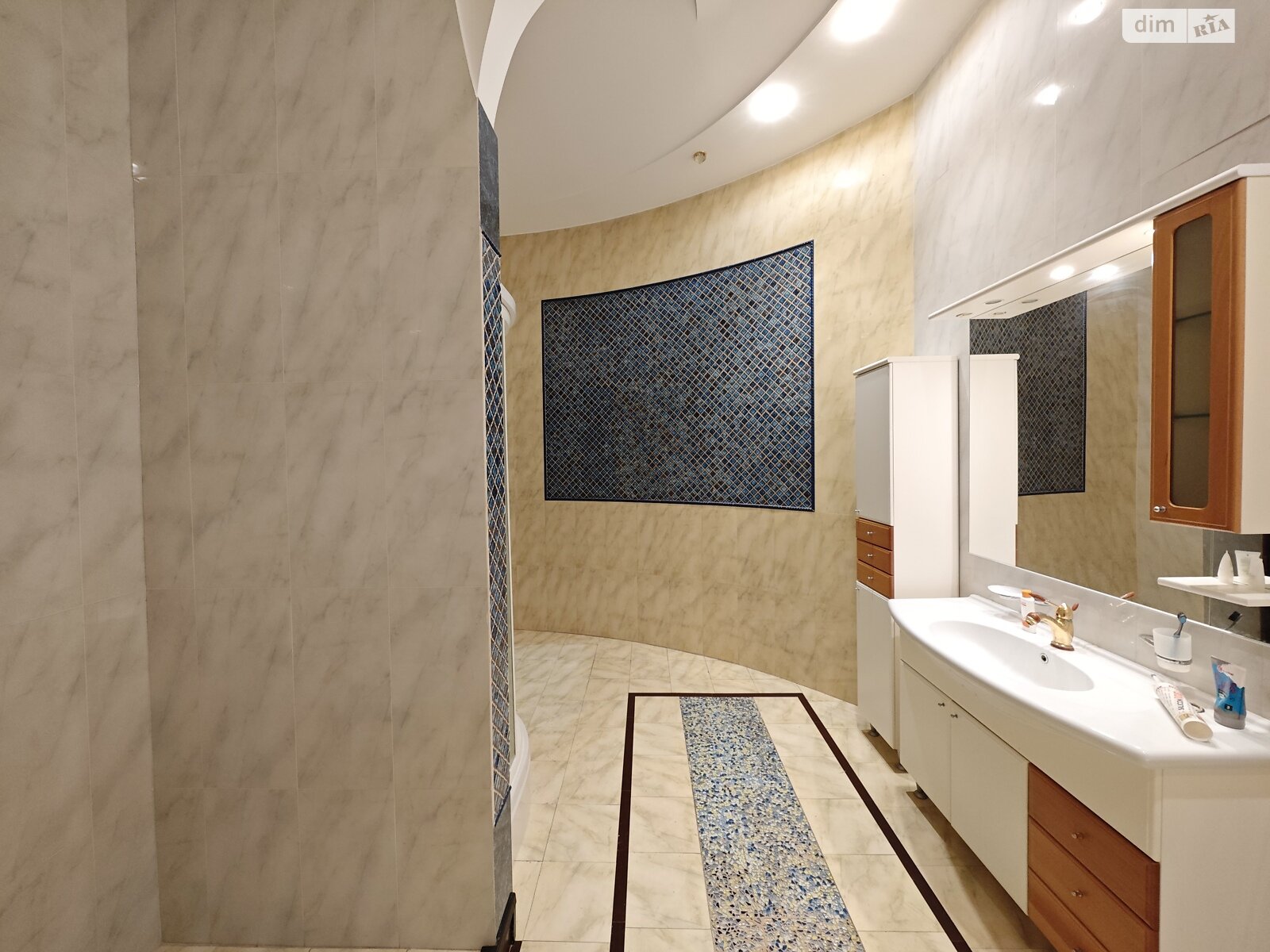 шестикомнатная квартира в Одессе, на ул. Дерибасовская 5 в аренду на долгий срок помесячно фото 1 шестикомнатная квартира в Одессе, на ул. Дерибасовская 5 в аренду на долгий срок помесячно фото 1