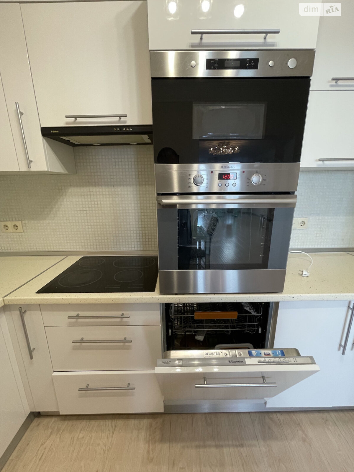 трехкомнатная квартира в Одессе, район Ланжерон, на пер. Обсерваторный 2/6 в аренду на долгий срок помесячно фото 1