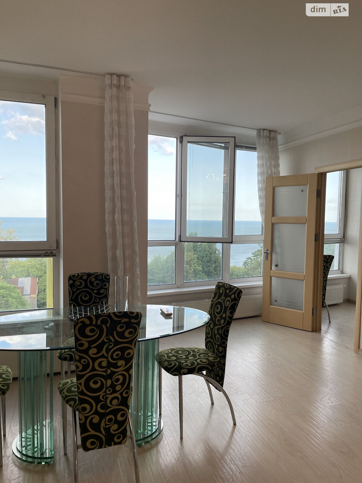 трехкомнатная квартира в Одессе, район Ланжерон, на пер. Обсерваторный 2/6 в аренду на долгий срок помесячно фото 1