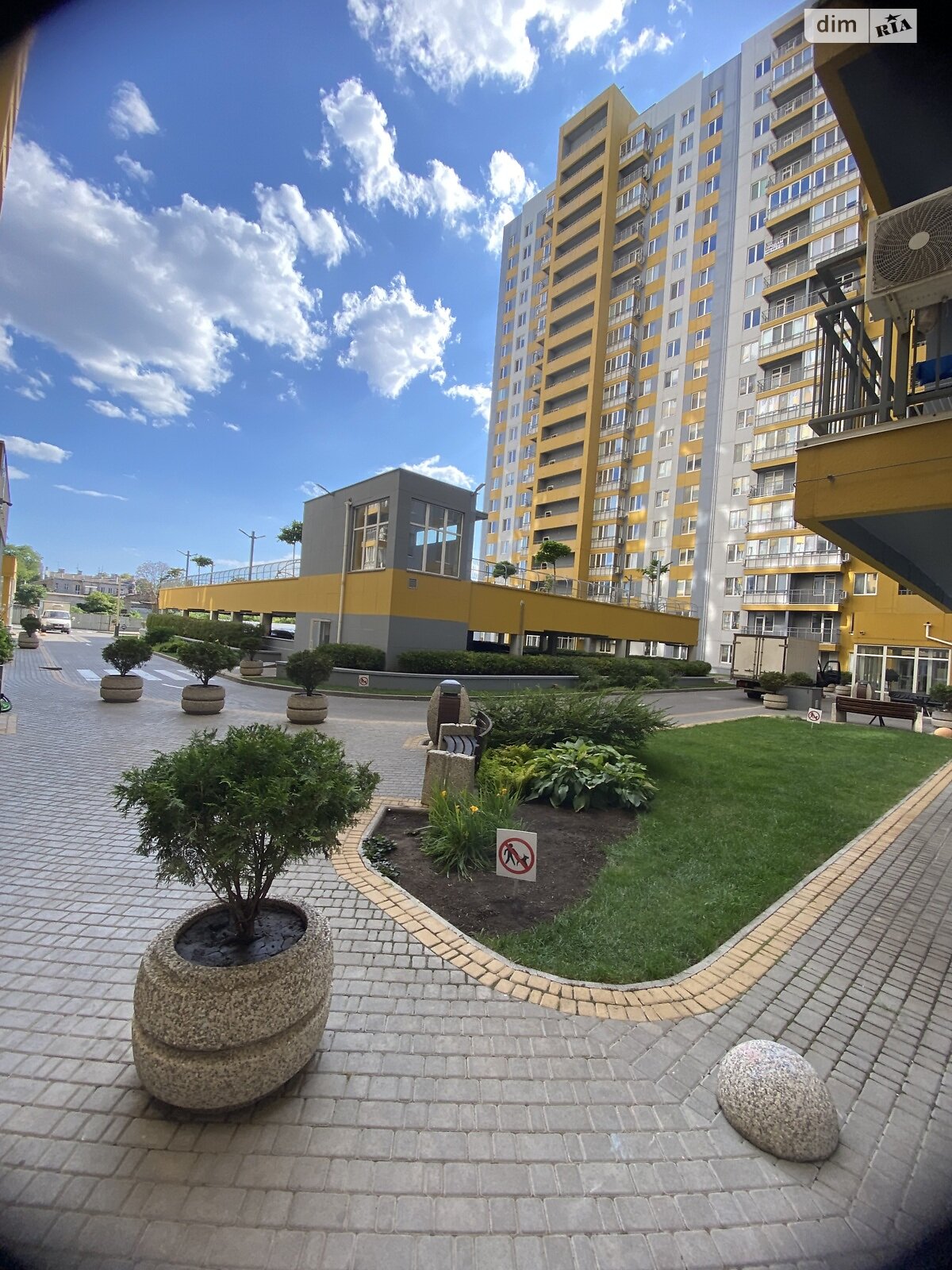 трехкомнатная квартира в Одессе, район Молдаванка, на ул. Михайловская 8 корпус 2 в аренду на долгий срок помесячно фото 1