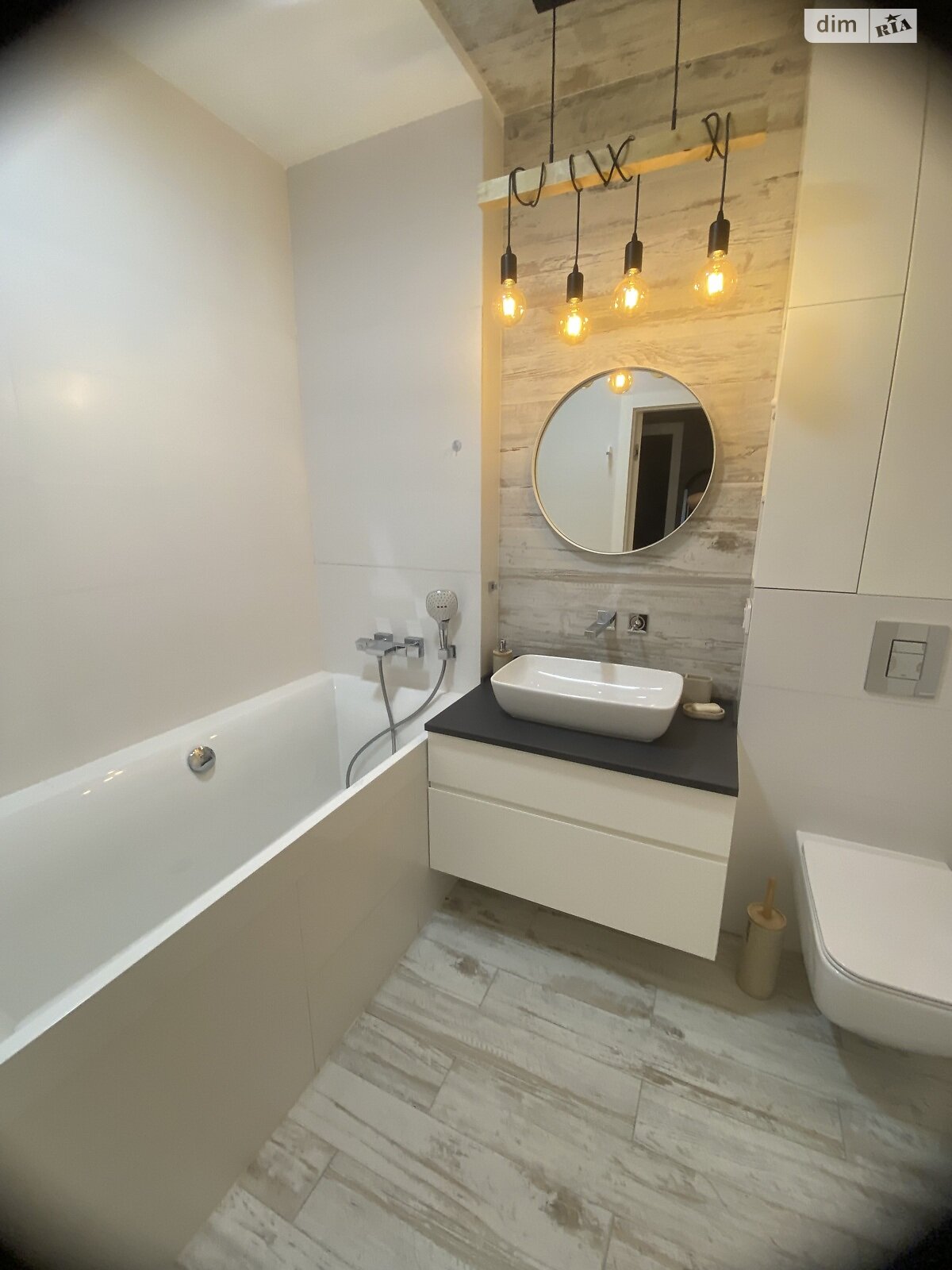 трехкомнатная квартира в Одессе, район Молдаванка, на ул. Михайловская 8 корпус 2 в аренду на долгий срок помесячно фото 1