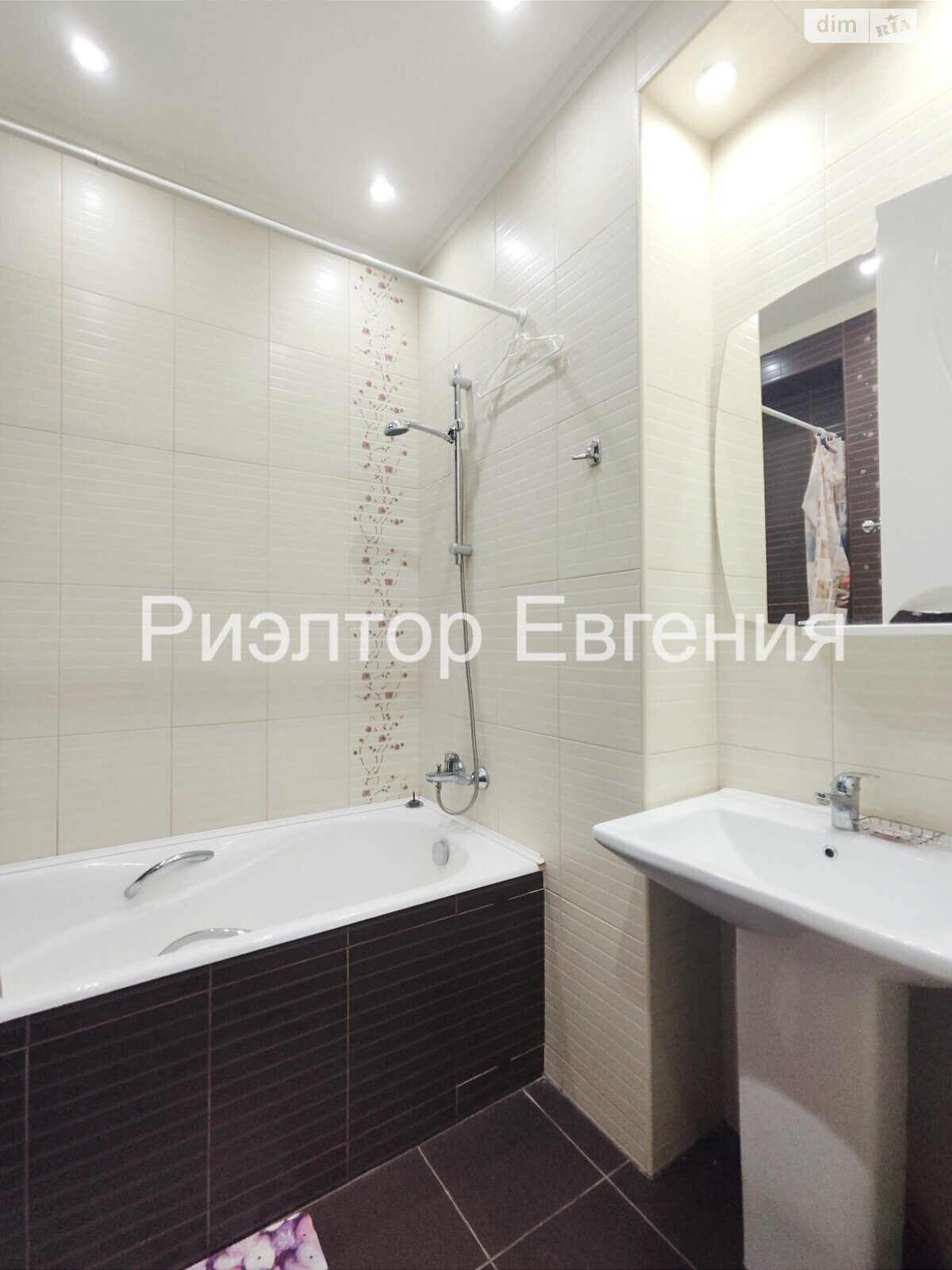 двокімнатна квартира в Одесі, район Приморський, на вул. Базарна 5/3 в довготривалу оренду помісячно фото 1 двокімнатна квартира в Одесі, район Приморський, на вул. Базарна 5/3 в довготривалу оренду помісячно фото 1