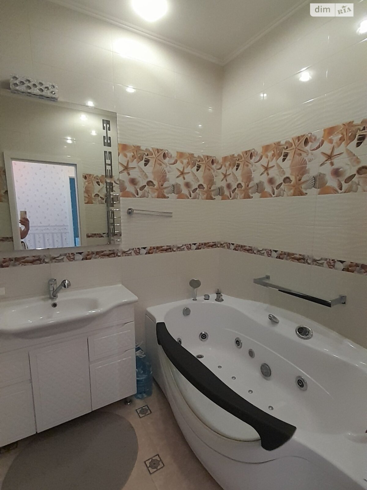 трикімнатна квартира в Одесі, район Приморський, на вул. Генуезька 24Д корпус 3 в довготривалу оренду помісячно фото 1 трикімнатна квартира в Одесі, район Приморський, на вул. Генуезька 24Д корпус 3 в довготривалу оренду помісячно фото 1