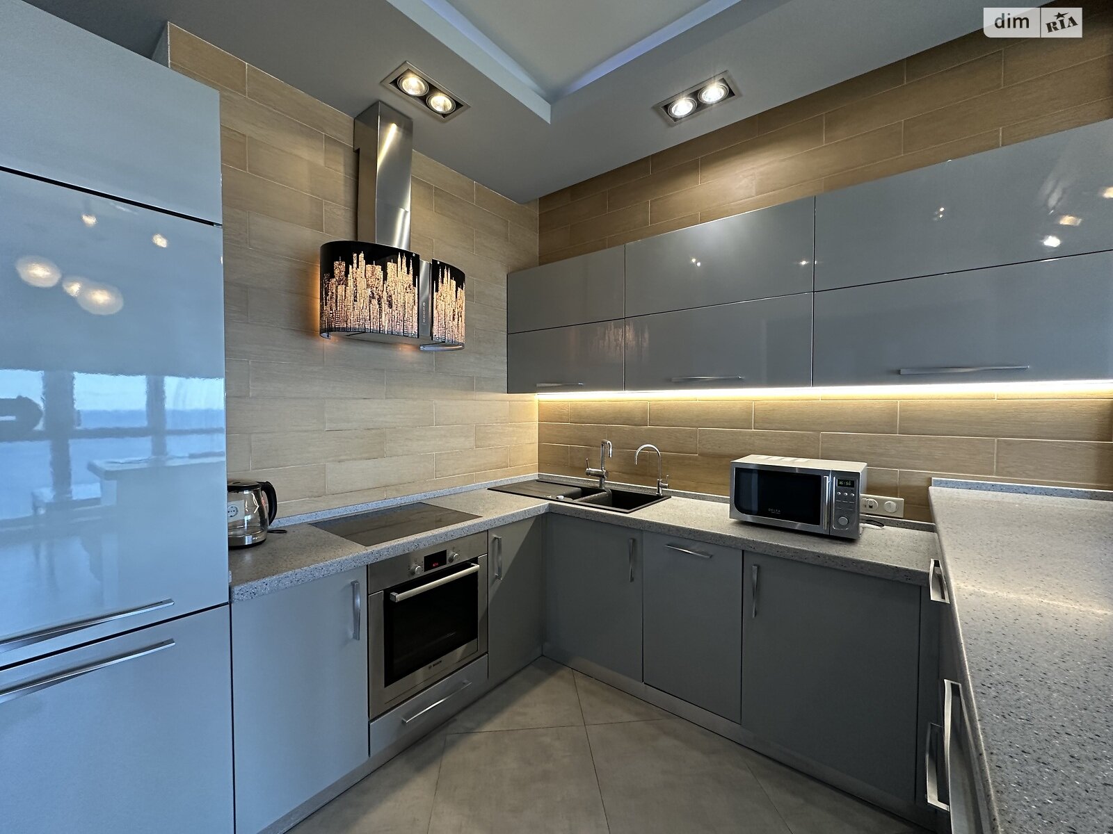 двухкомнатная квартира в Одессе, район Приморский, на ул. Литературная 12А корпус 1 в аренду на долгий срок помесячно фото 1