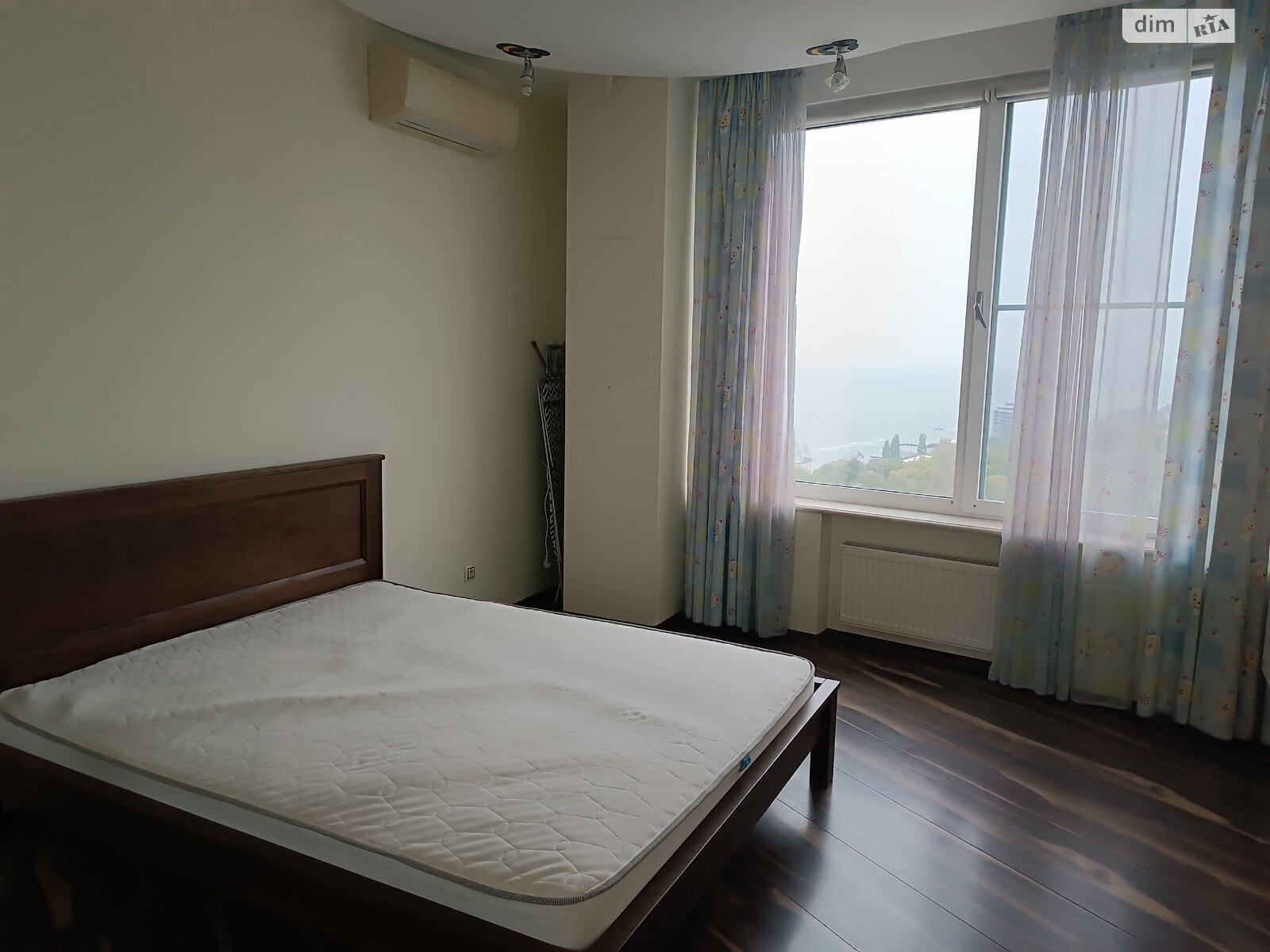 двухкомнатная квартира в Одессе, район Приморский, на ул. Литературная 1А в аренду на долгий срок помесячно фото 1