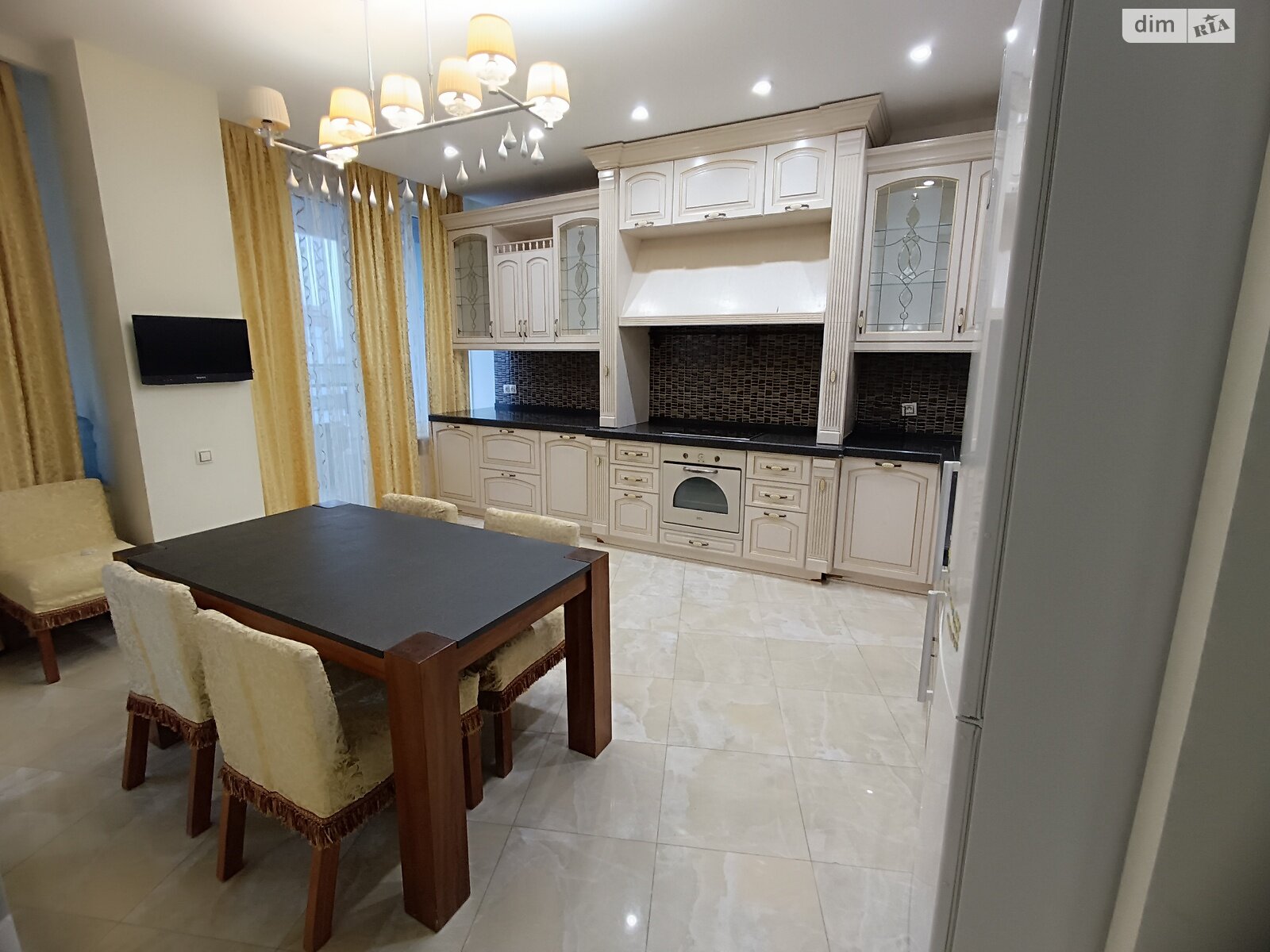 двухкомнатная квартира в Одессе, район Приморский, на ул. Литературная 1А в аренду на долгий срок помесячно фото 1