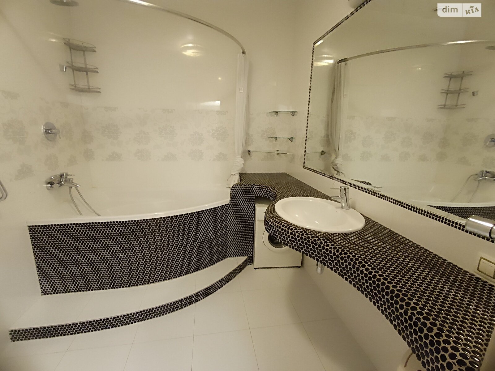 двухкомнатная квартира в Одессе, район Приморский, на ул. Литературная 1А в аренду на долгий срок помесячно фото 1